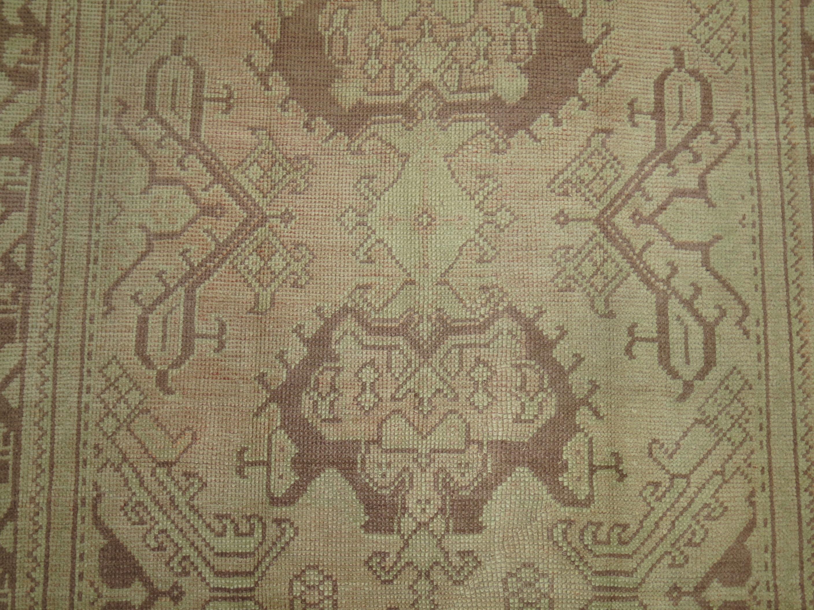 Early 20th Century Neutral Antique Turkish Oushak Foyer Rug For Sale