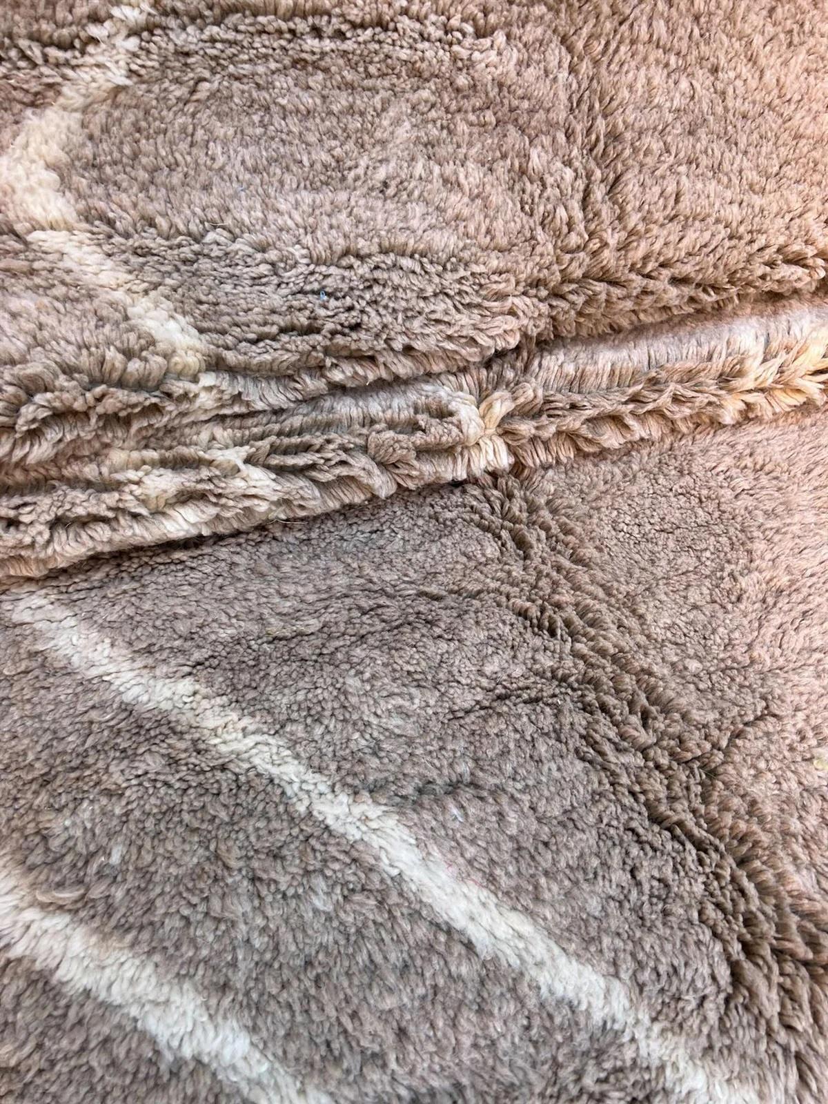 Tapis marocain classique en laine Beni M'Rirt tissé à la main Taupe Grey Brown Neutral en vente 2
