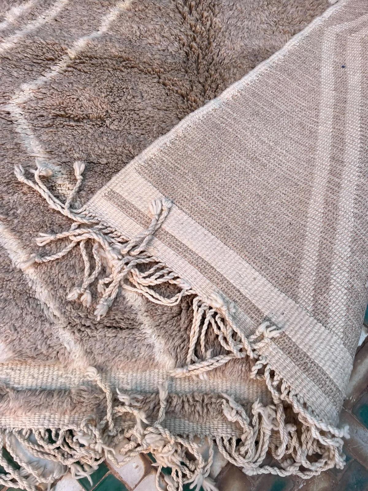 Tapis marocain classique en laine Beni M'Rirt tissé à la main Taupe Grey Brown Neutral en vente 3