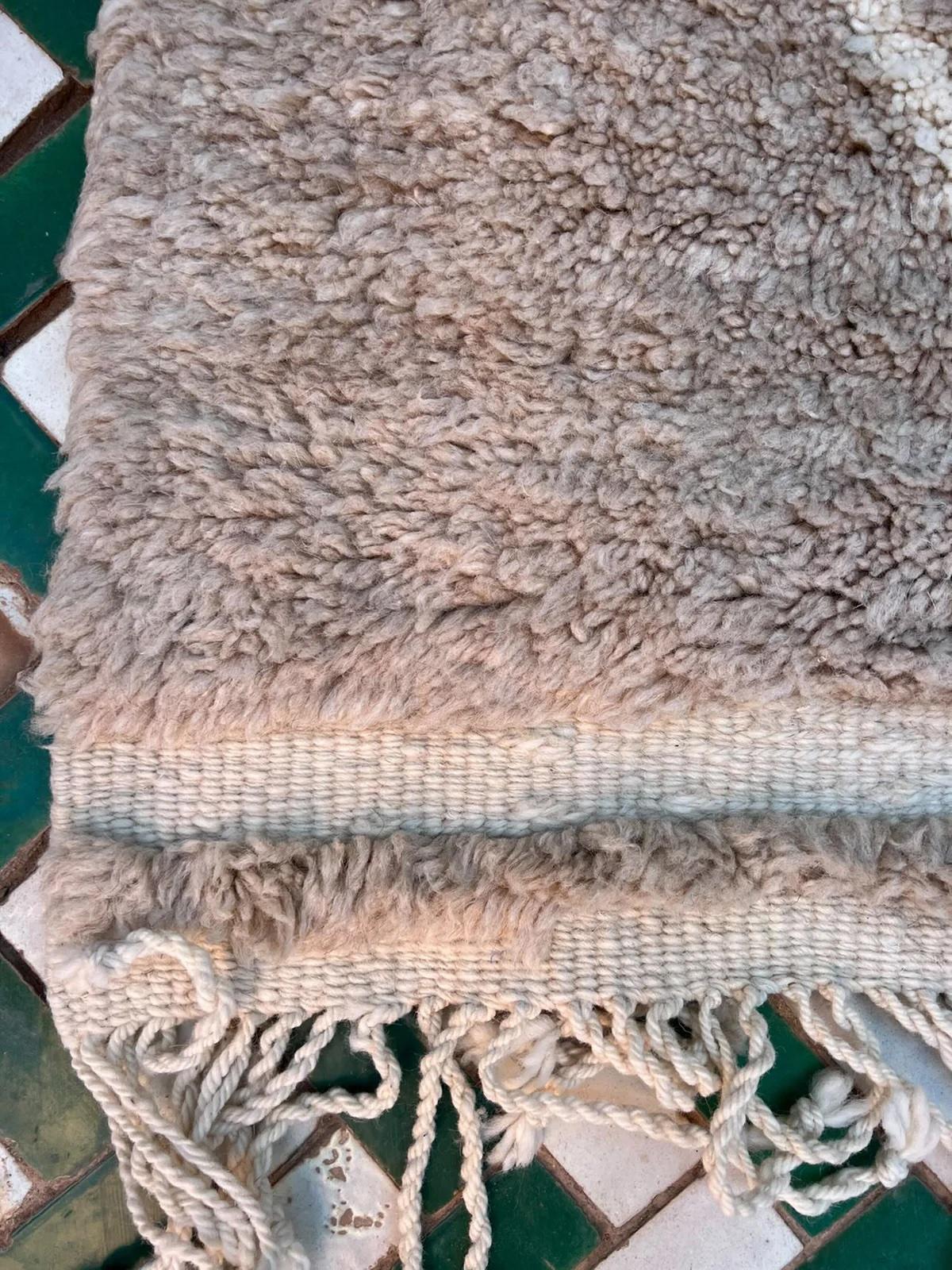 Tapis marocain classique en laine Beni M'Rirt tissé à la main Taupe Grey Brown Neutral en vente 4