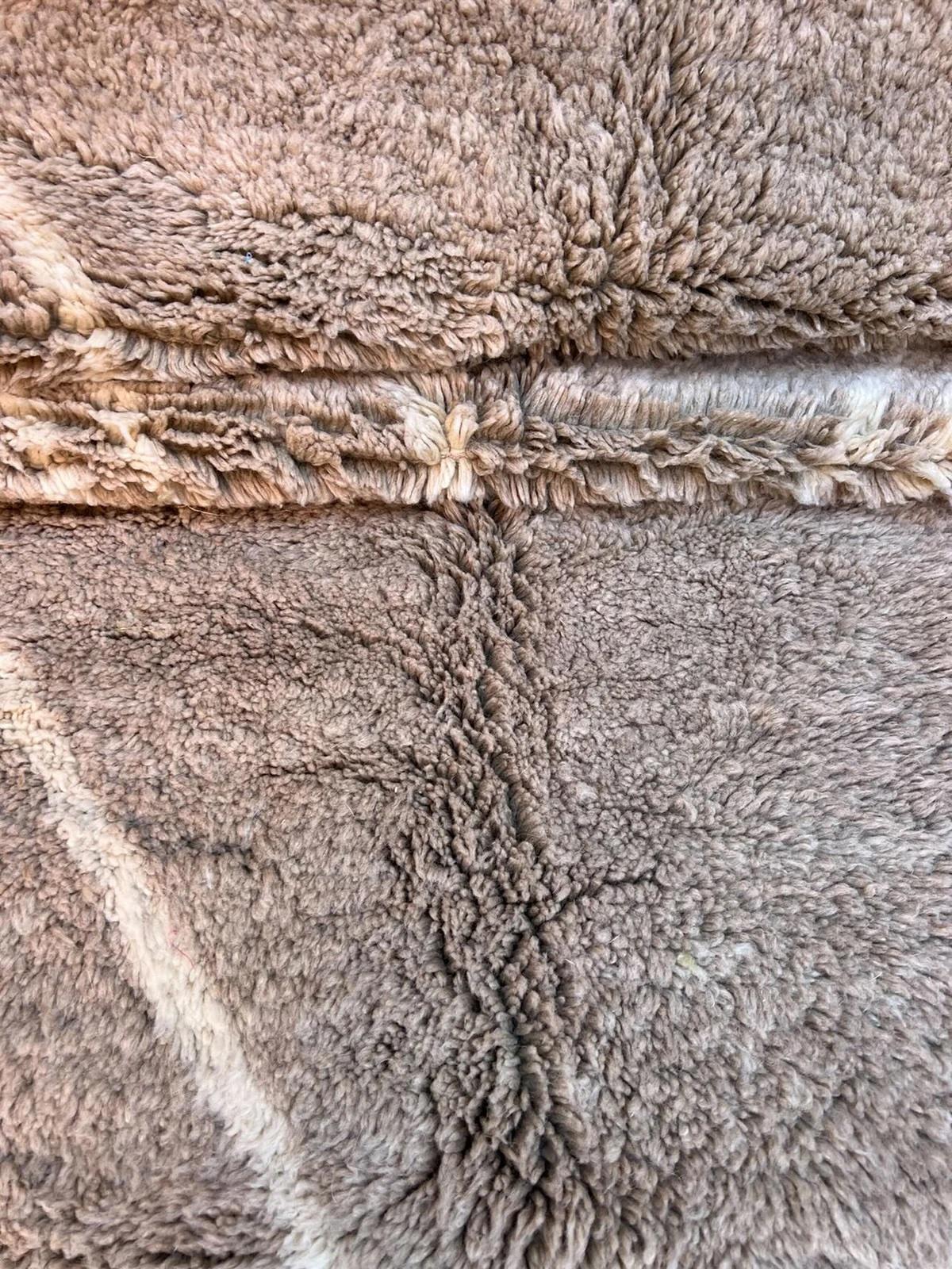 Moderne Tapis marocain classique en laine Beni M'Rirt tissé à la main Taupe Grey Brown Neutral en vente