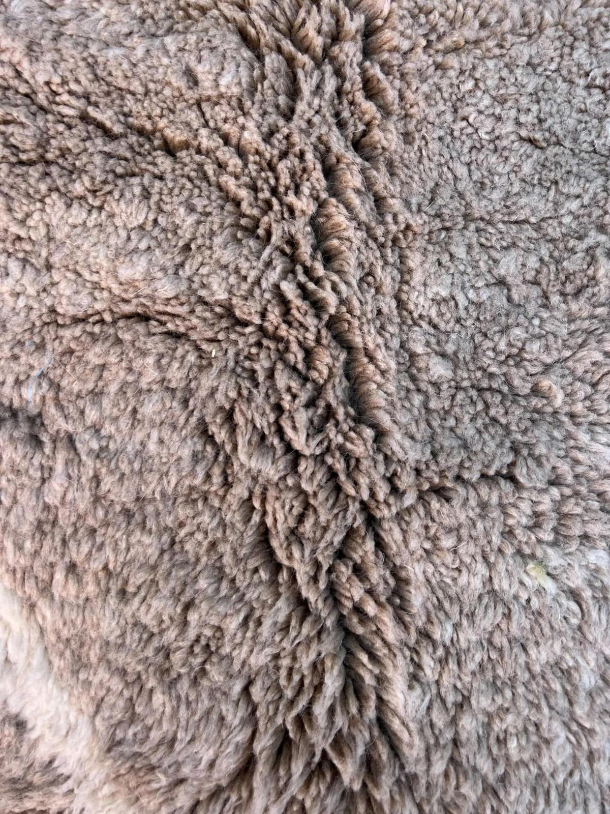 Marocain Tapis marocain classique en laine Beni M'Rirt tissé à la main Taupe Grey Brown Neutral en vente