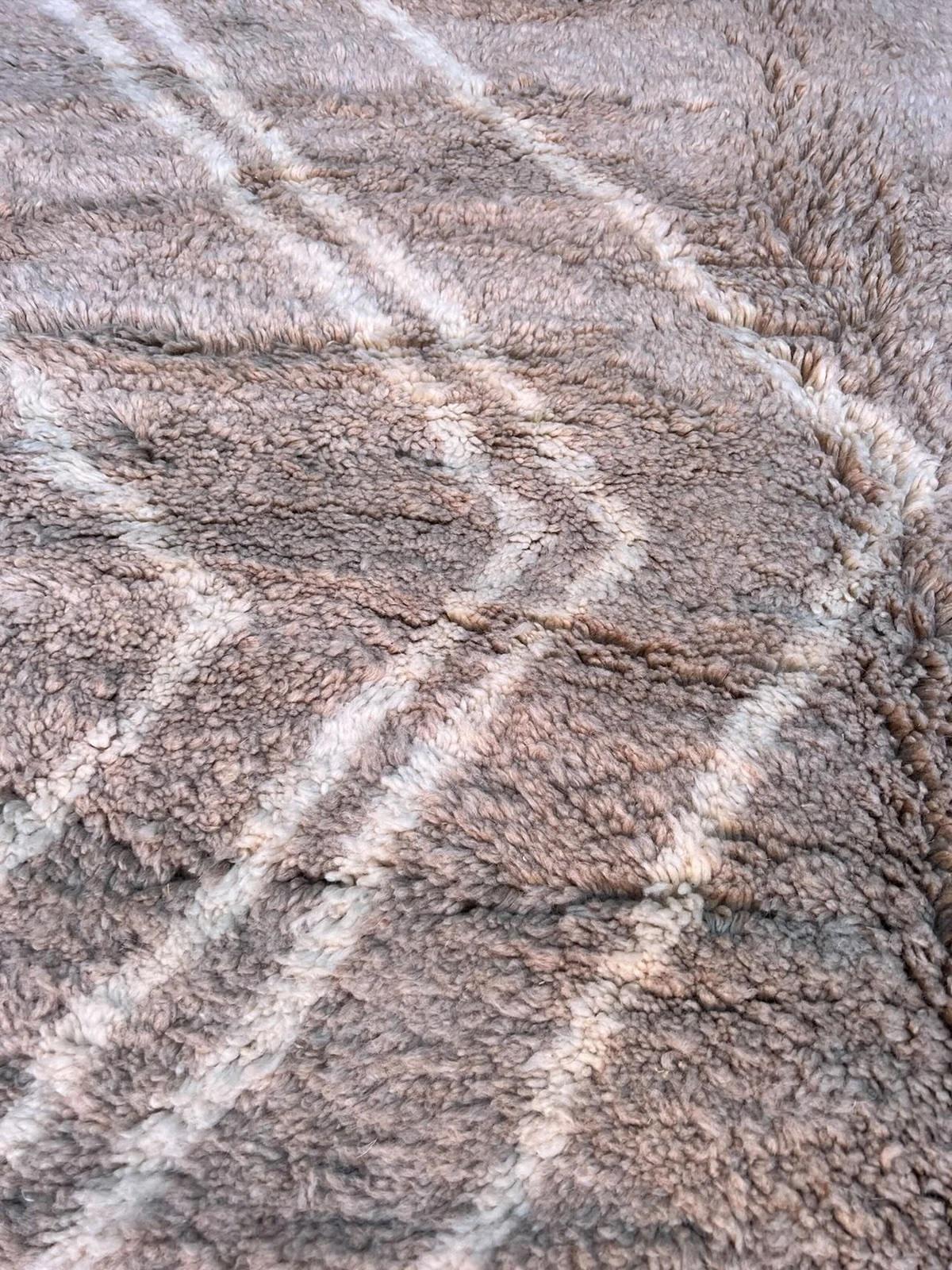 Tissage Tapis marocain classique en laine Beni M'Rirt tissé à la main Taupe Grey Brown Neutral en vente