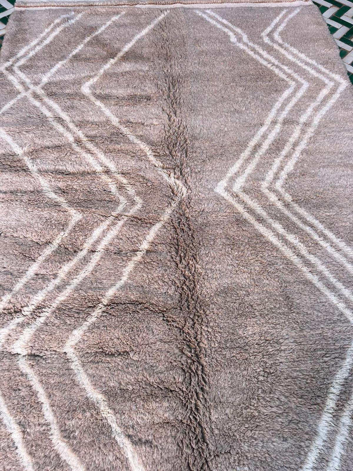 XXIe siècle et contemporain Tapis marocain classique en laine Beni M'Rirt tissé à la main Taupe Grey Brown Neutral en vente