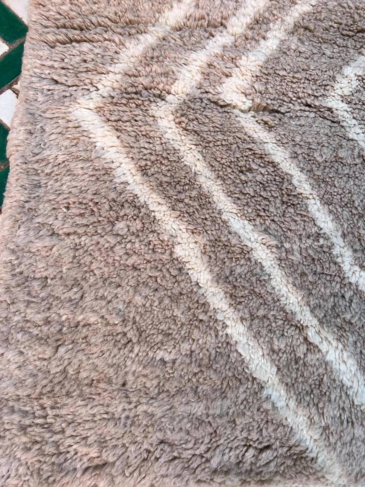 Laine Tapis marocain classique en laine Beni M'Rirt tissé à la main Taupe Grey Brown Neutral en vente