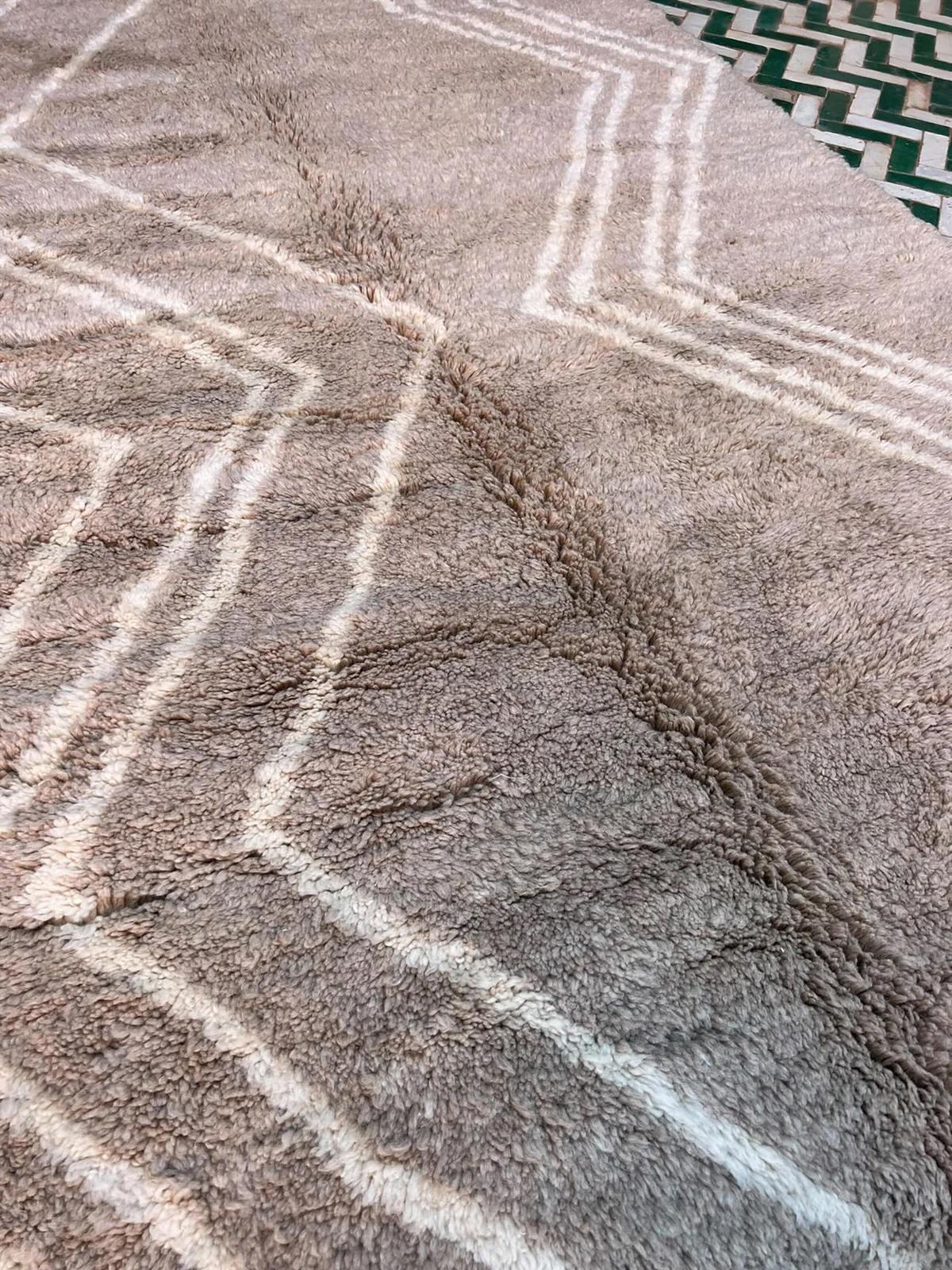 Tapis marocain classique en laine Beni M'Rirt tissé à la main Taupe Grey Brown Neutral en vente 1