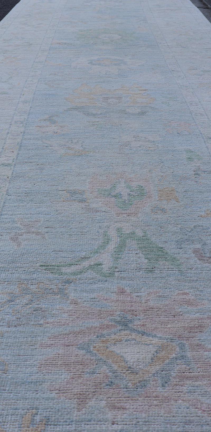 Afghano Runner Oushak Neutral Color Gallery con disegno a medaglione in campo blu chiaro in vendita