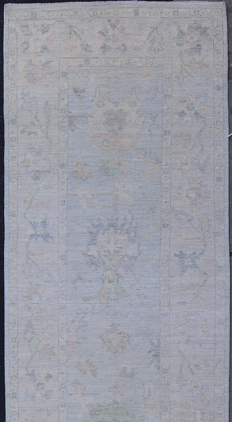 Annodato a mano Runner Oushak Neutral Color Gallery con disegno a medaglione in campo blu chiaro in vendita