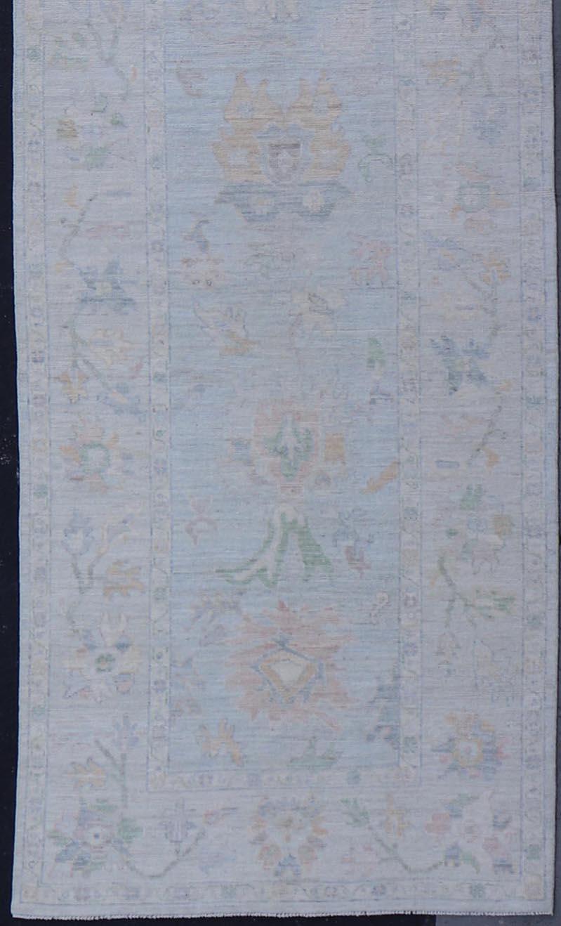 XXI secolo e contemporaneo Runner Oushak Neutral Color Gallery con disegno a medaglione in campo blu chiaro in vendita