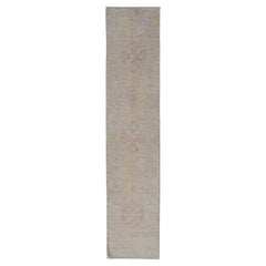 Tapis de couloir Oushak de couleur neutre noué à la main avec motif de médaillon sur le terrain brun clair
