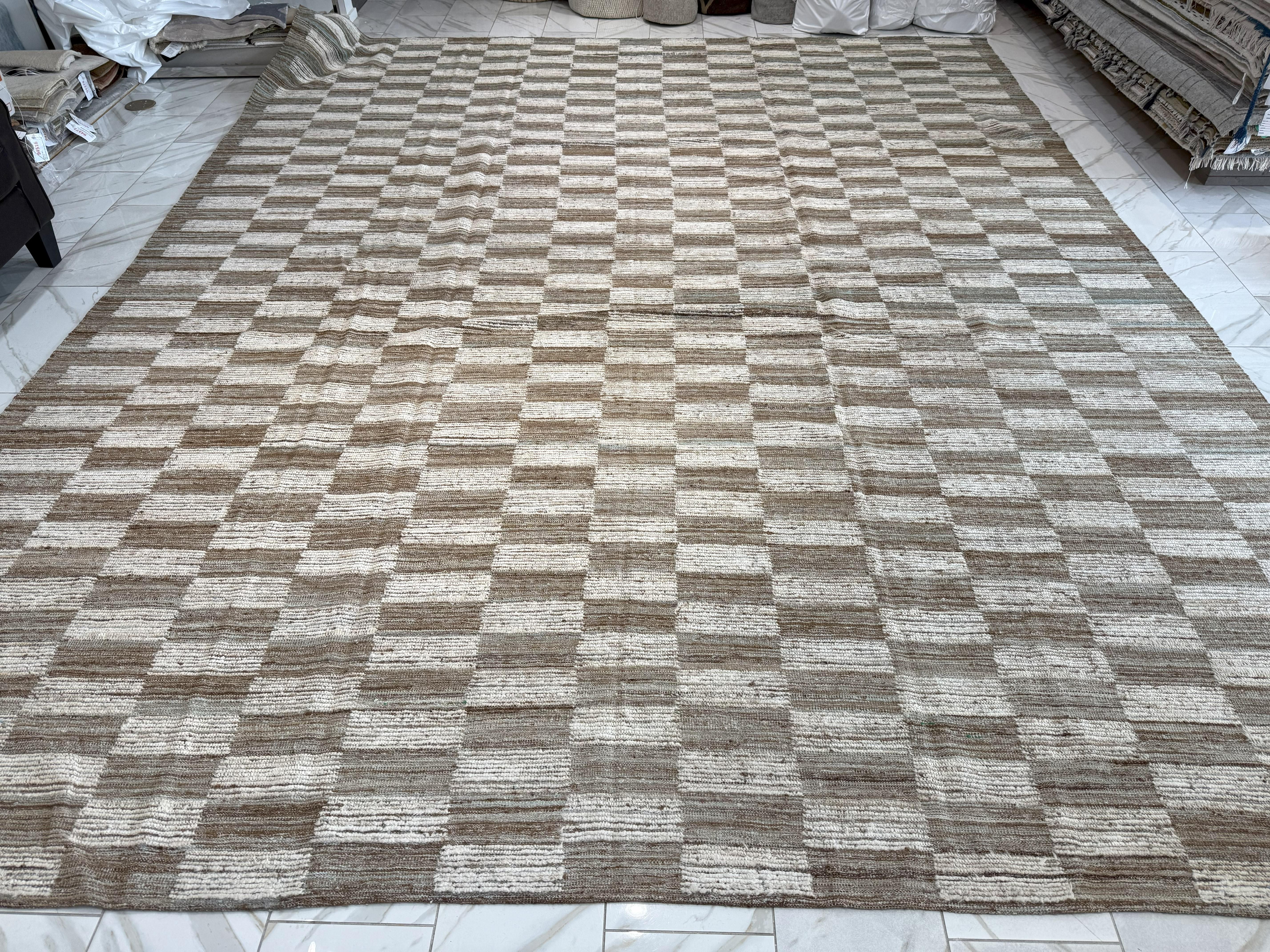 Dieser Teppich aus unserer neuesten Kollektion moderner marokkanischer Designs ist handgefertigt und handgeknüpft in Pakistan. Er hat ein neutrales, kastenförmiges marokkanisches Muster. Es hat eine Baumwollbasis und ist aus reinen Ziegenwollgarnen