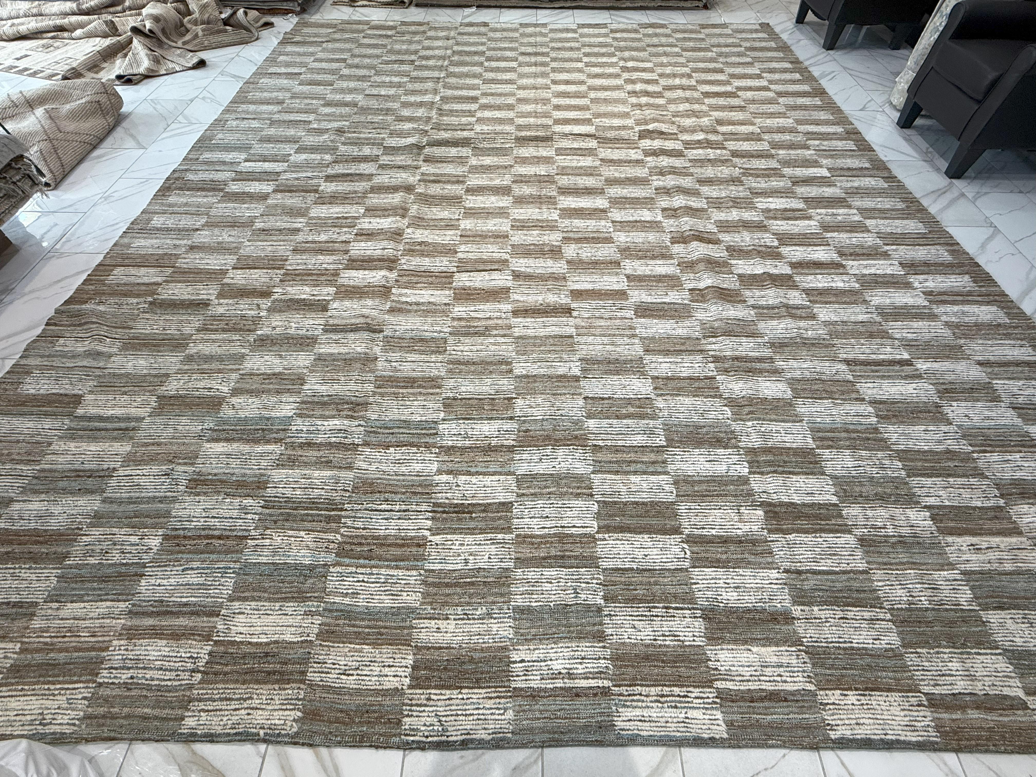 Neutraler Teppich mit marokkanischem Design und Kastenmuster (Pakistanisch) im Angebot
