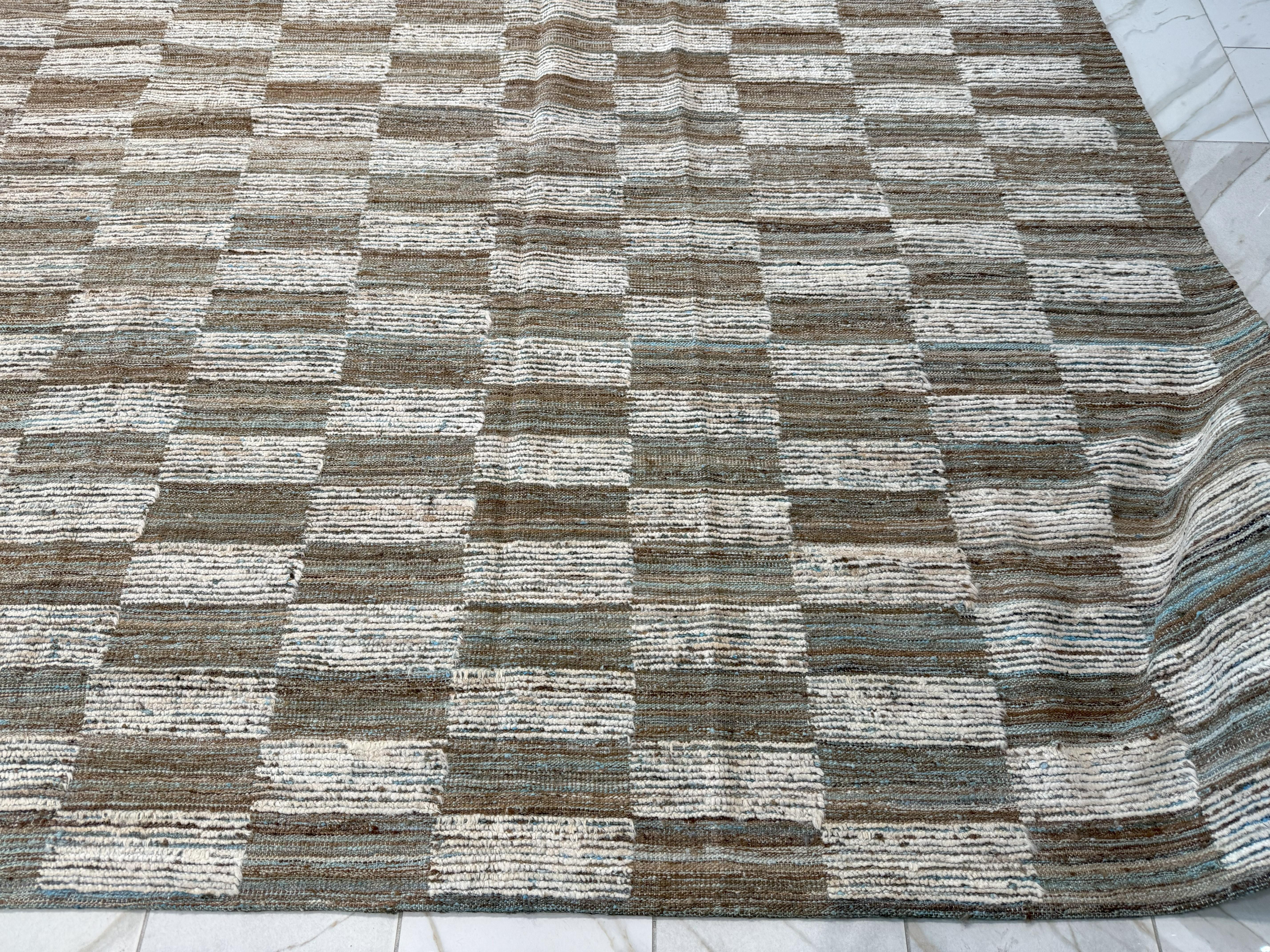 Neutraler Teppich mit marokkanischem Design und Kastenmuster (Handgeknüpft) im Angebot