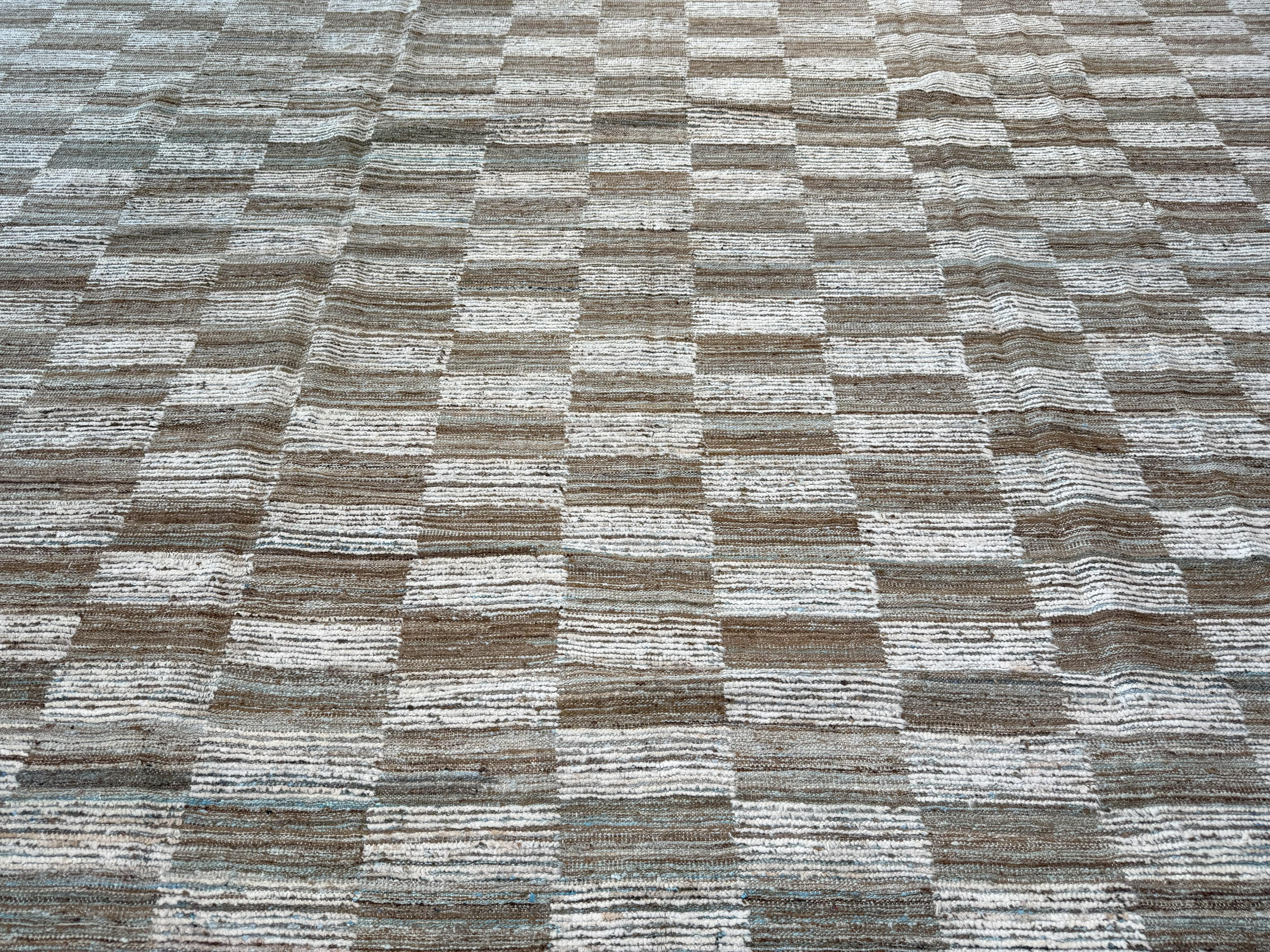 Neutraler Teppich mit marokkanischem Design und Kastenmuster im Zustand „Neu“ im Angebot in West Hollywood, CA