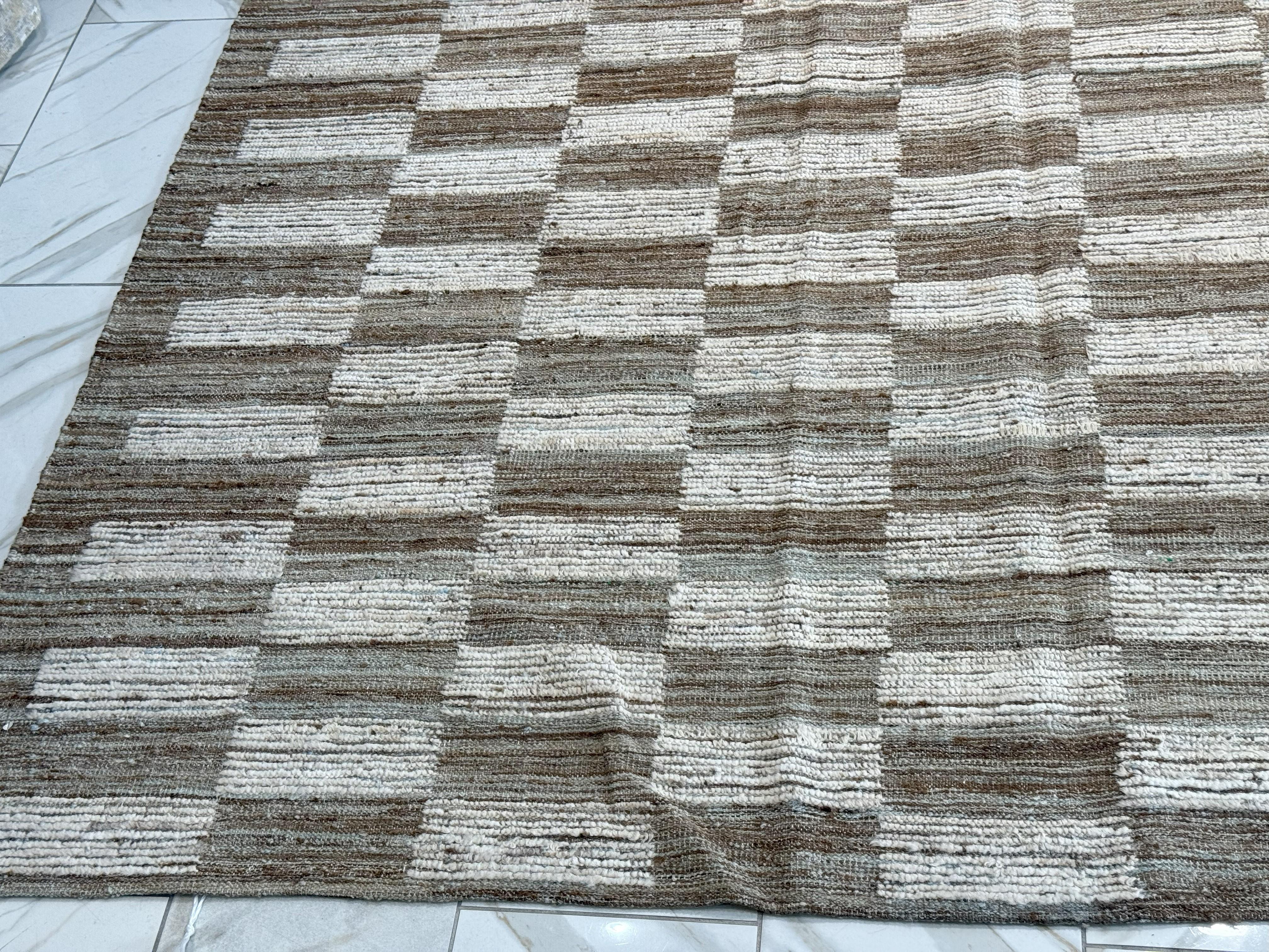 Neutraler Teppich mit marokkanischem Design und Kastenmuster (21. Jahrhundert und zeitgenössisch) im Angebot