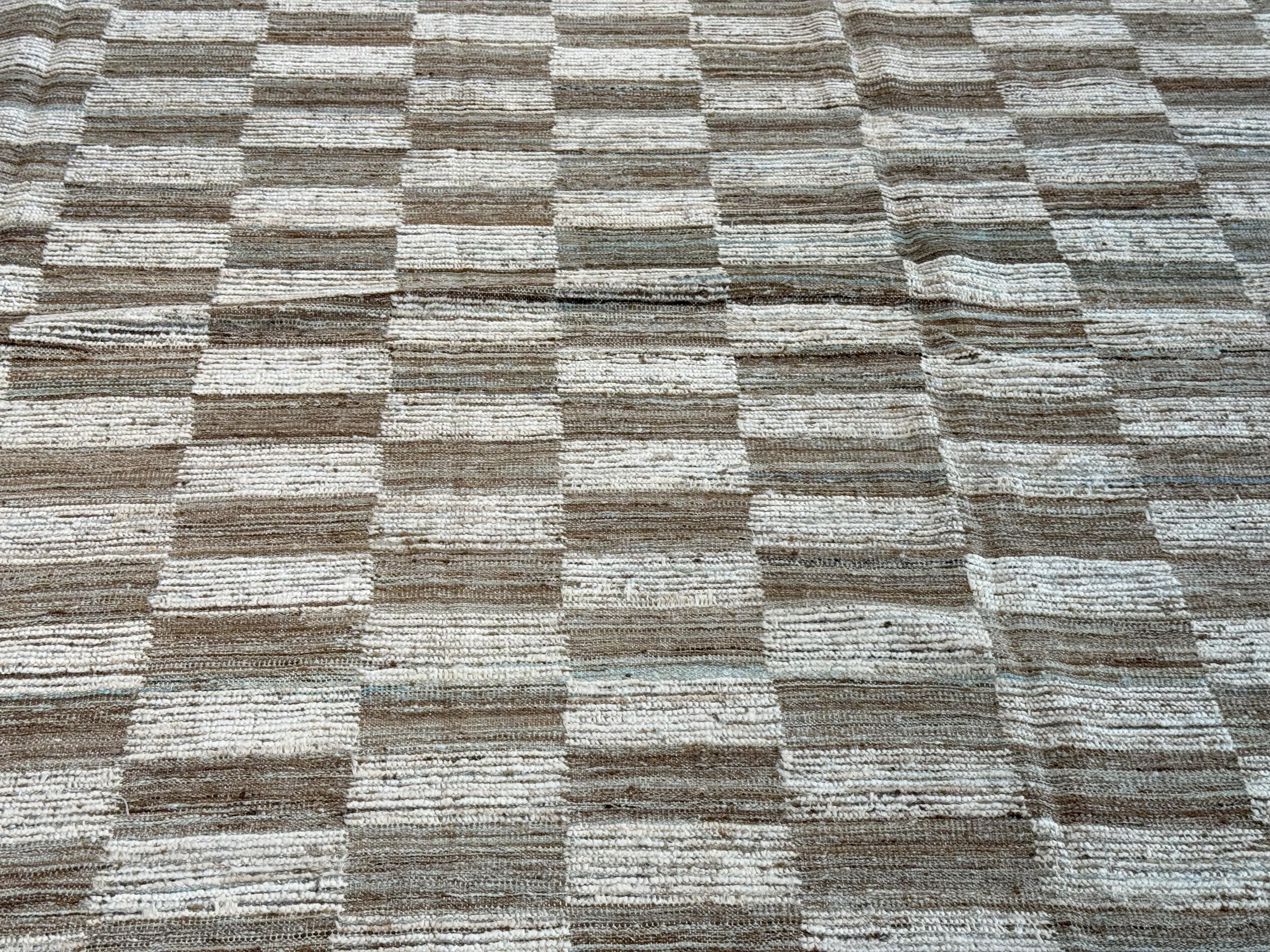 Neutraler Teppich mit marokkanischem Design und Kastenmuster (Wolle) im Angebot
