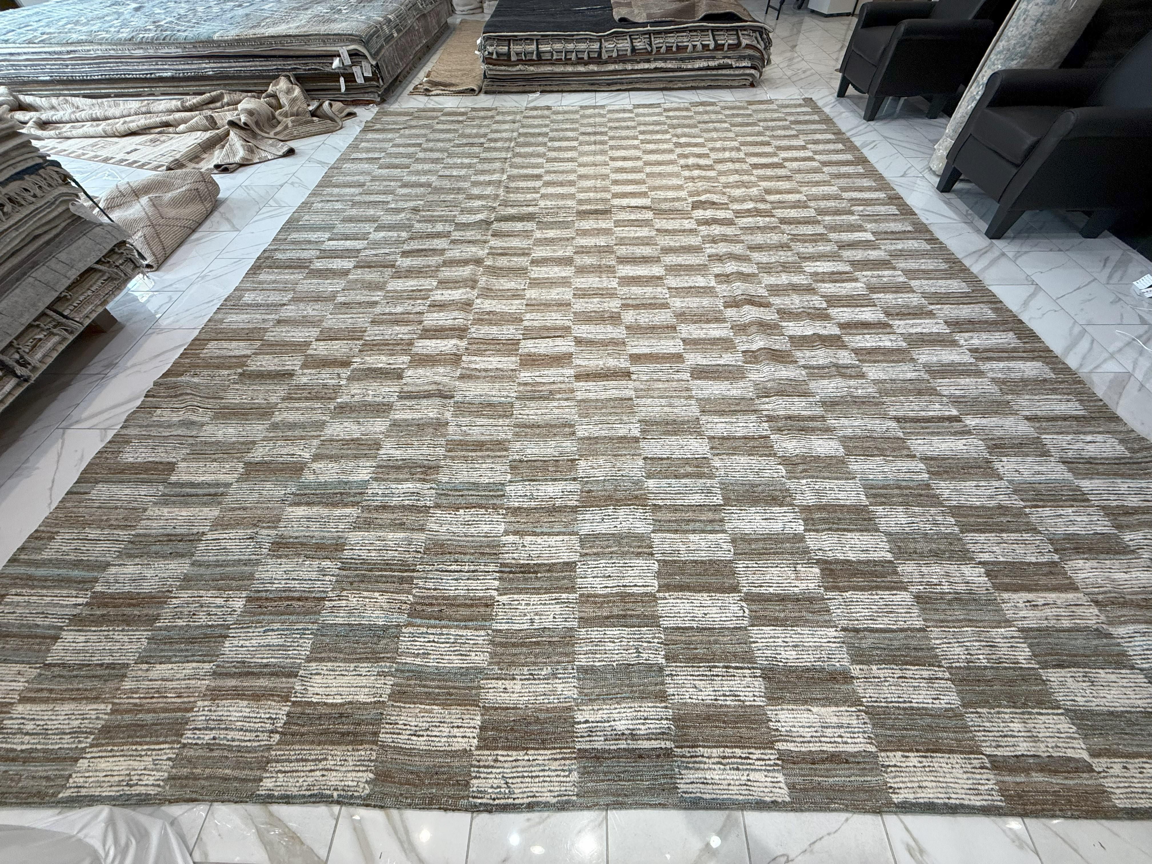 Neutraler Teppich mit marokkanischem Design und Kastenmuster im Angebot 1