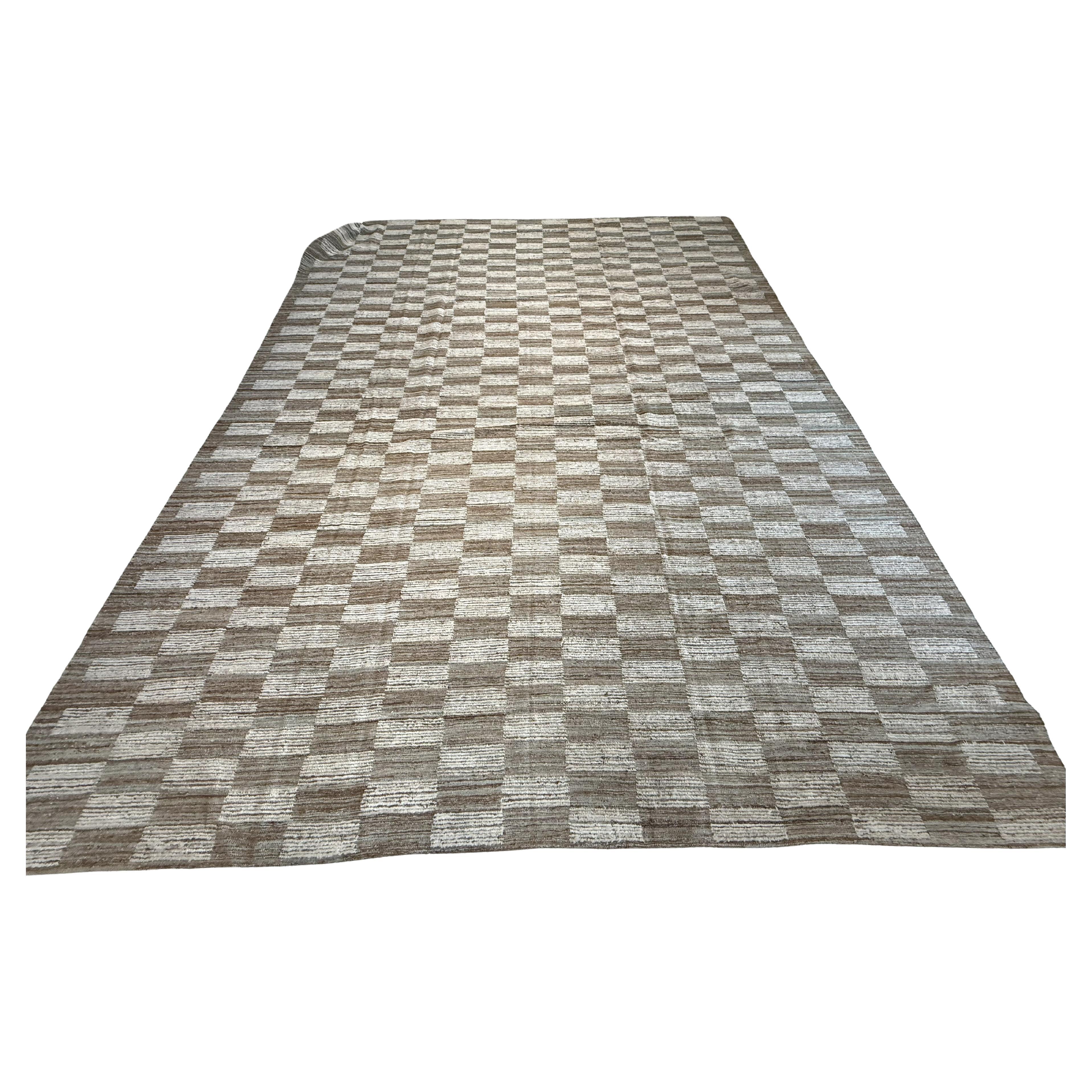 Neutraler Teppich mit marokkanischem Design und Kastenmuster