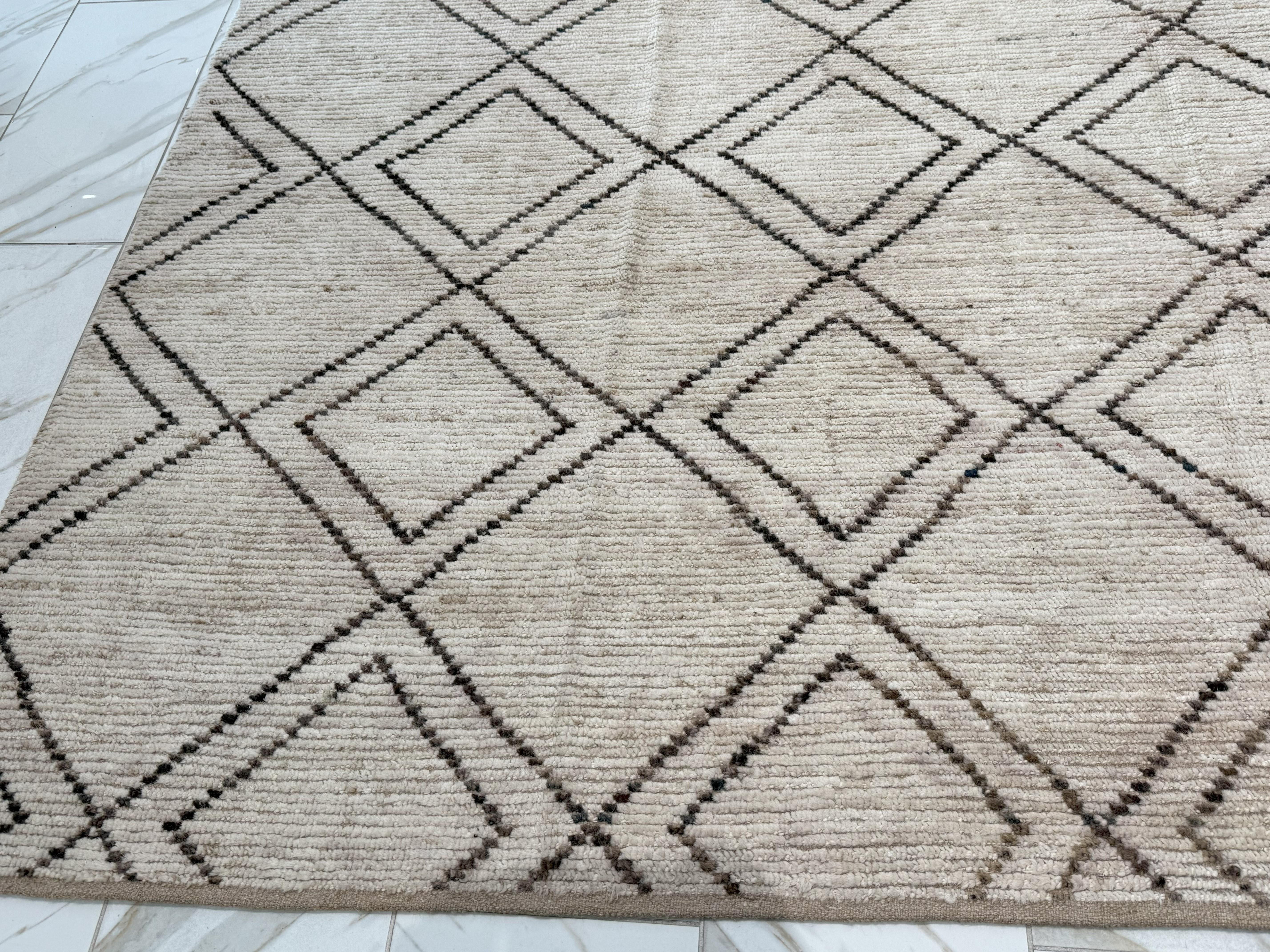 Neutraler marokkanischer Teppich mit Rautenmuster im marokkanischen Design (Pakistanisch) im Angebot