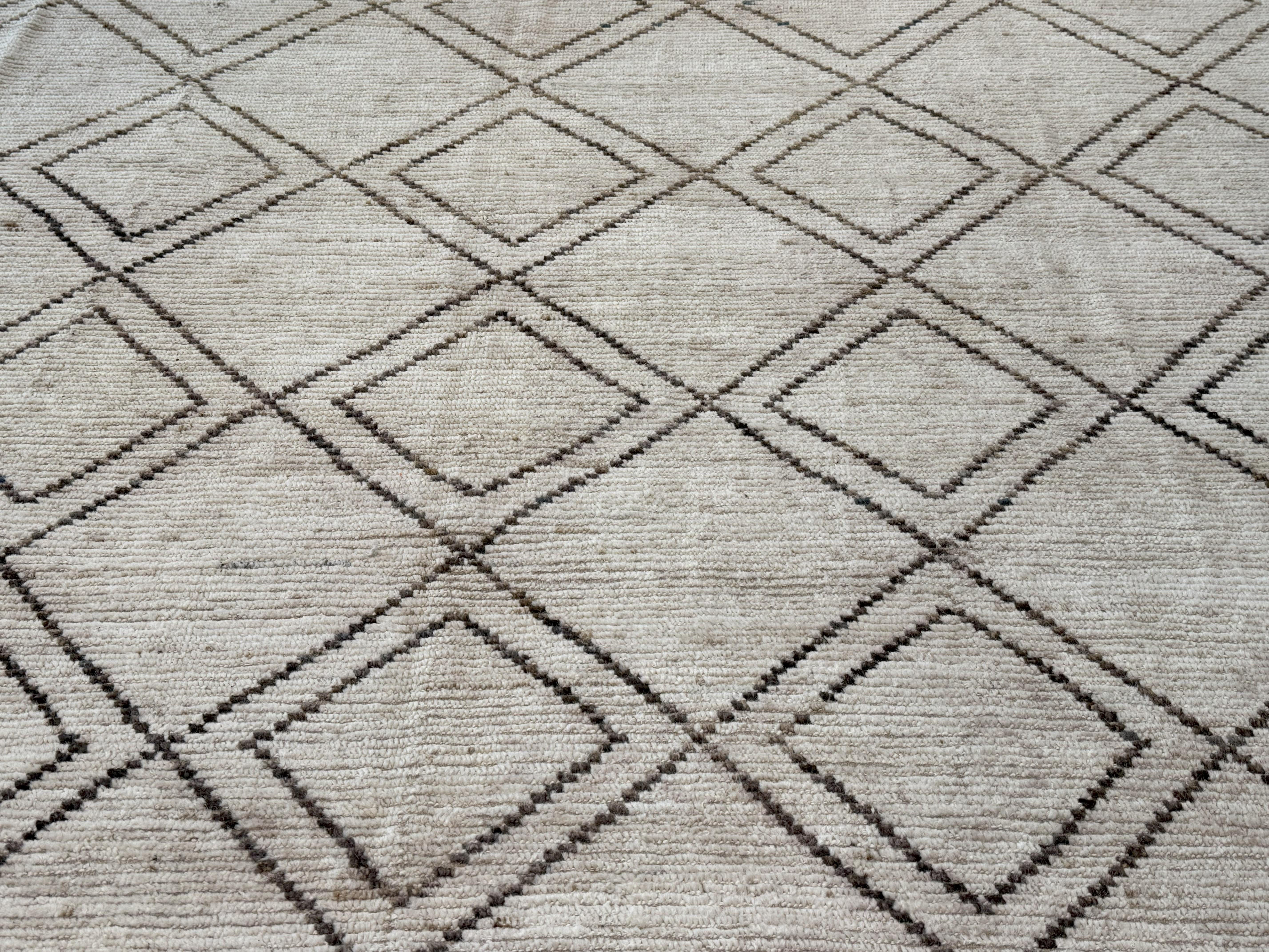 Neutraler marokkanischer Teppich mit Rautenmuster im marokkanischen Design (Handgeknüpft) im Angebot