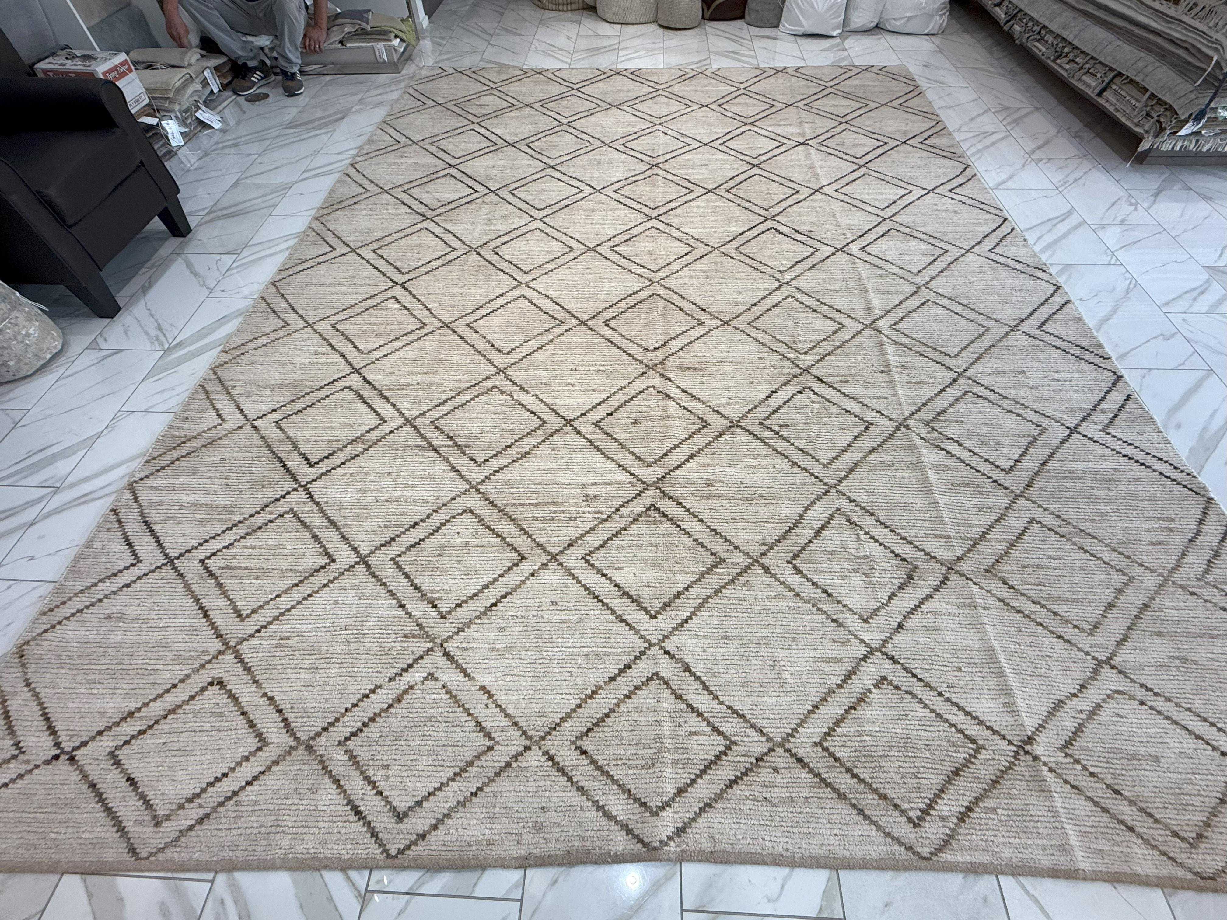 Neutraler marokkanischer Teppich mit Rautenmuster im marokkanischen Design im Zustand „Neu“ im Angebot in West Hollywood, CA