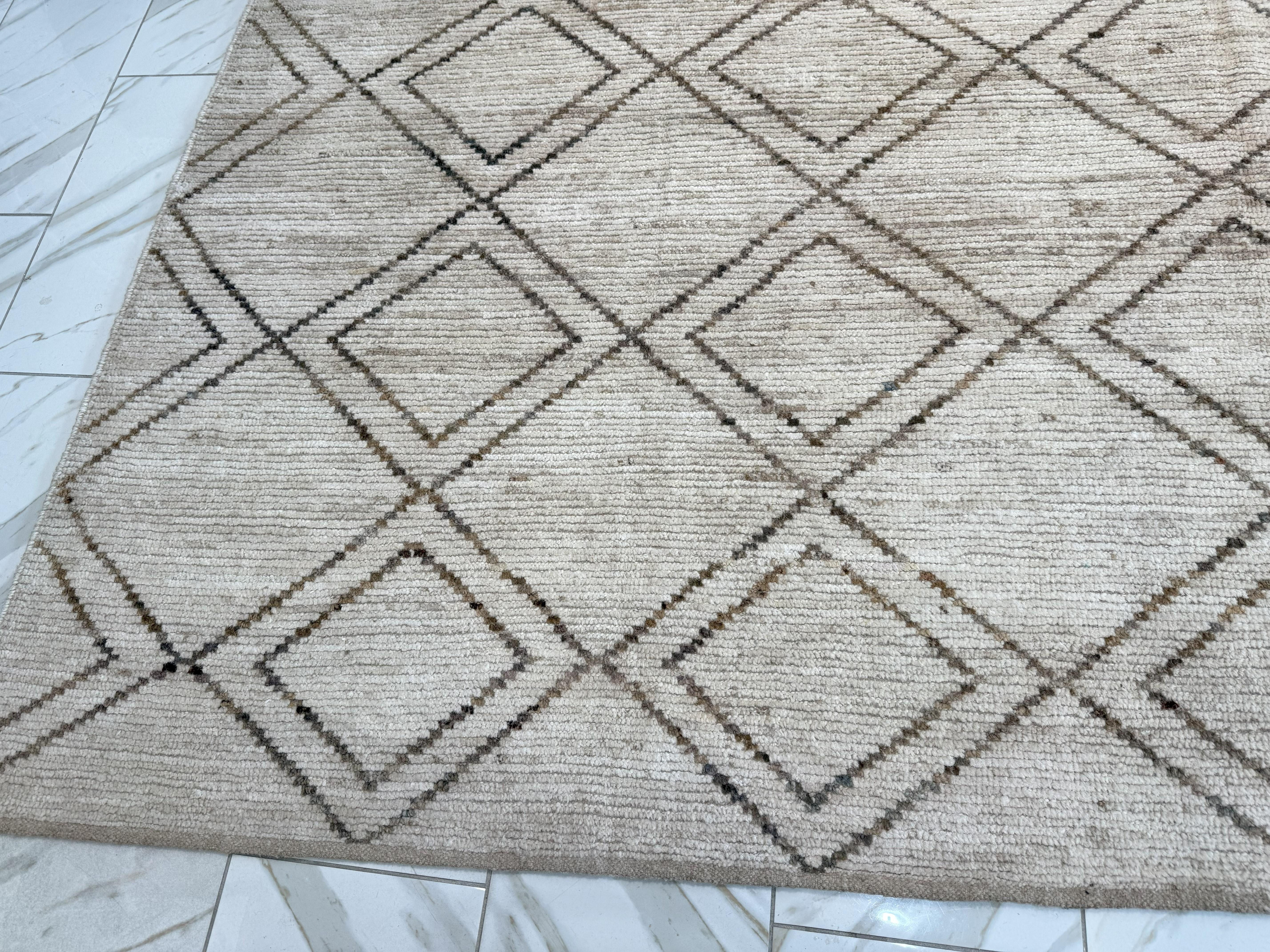 Neutraler marokkanischer Teppich mit Rautenmuster im marokkanischen Design (Wolle) im Angebot