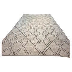 Neutraler marokkanischer Teppich mit Rautenmuster im marokkanischen Design
