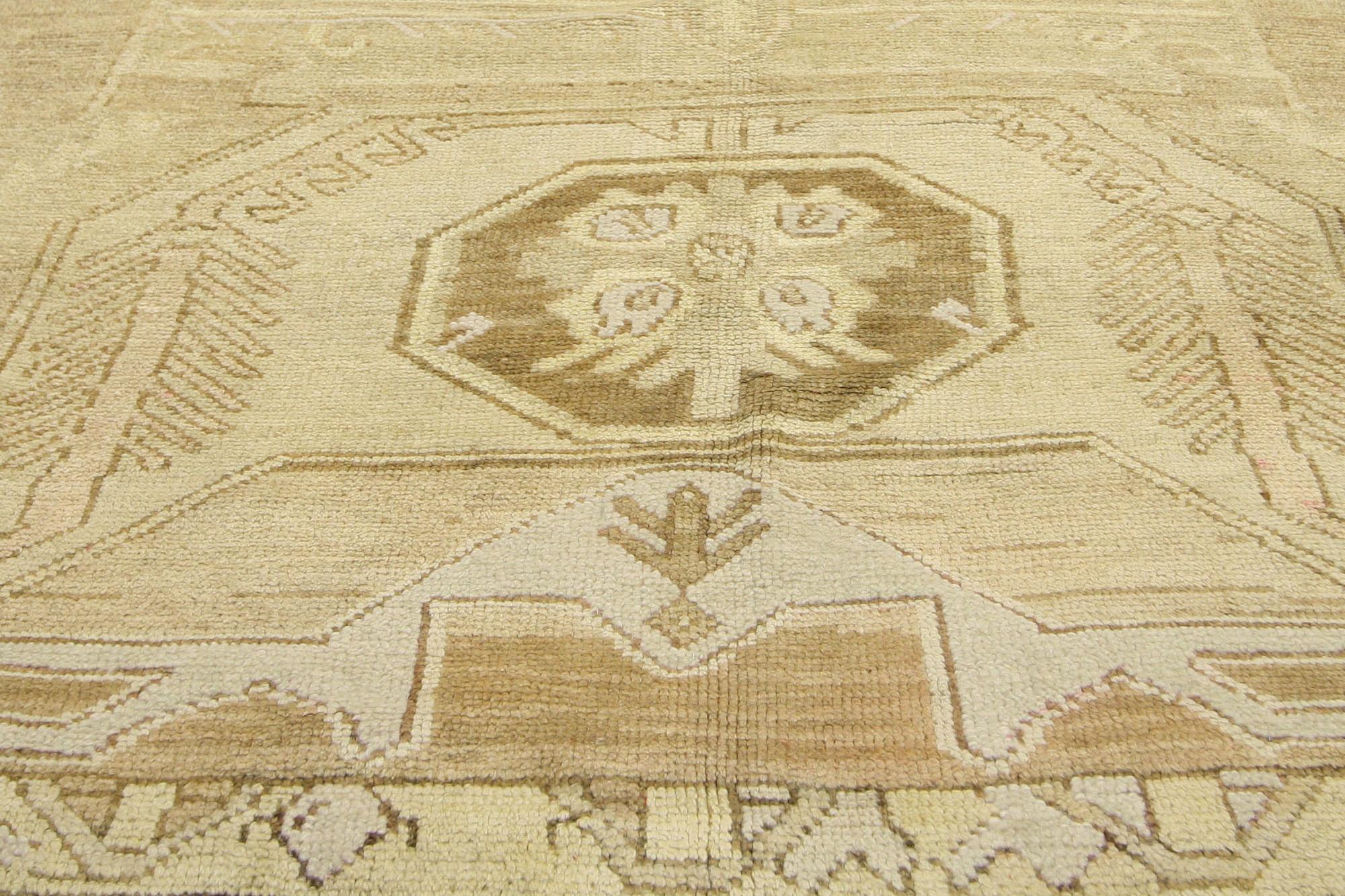Neutral Earth-Tone Vintage Turkish Oushak Rug In Good Condition For Sale In Dallas, TX