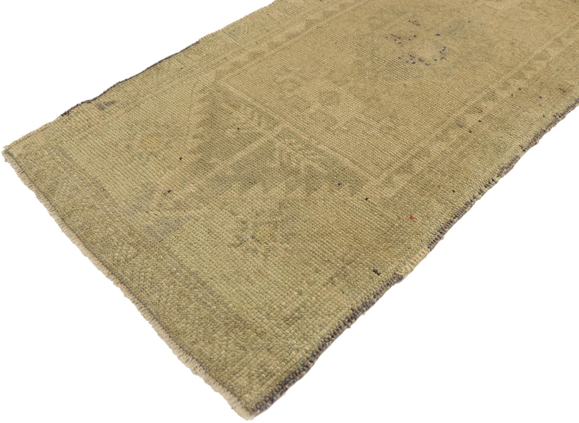 51243 Alfombra turca vintage Yastik, 01'07 x 03'09. Las alfombras Yastik turcas lavadas a la antigua son alfombras tradicionales que se someten a un meticuloso proceso de lavado para suavizar los colores y crear un aspecto apagado y envejecido sin