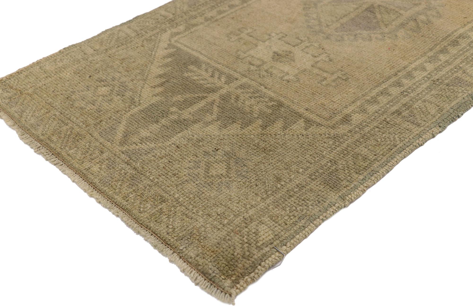 51248 Tapis turc vintage Yastik, 01'08 x 03'08. Les tapis turcs Yastik lavés à l'ancienne sont l'incarnation de l'artisanat traditionnel. Ils sont soumis à un processus de lavage méticuleux qui leur confère un aspect adouci et vieilli tout en