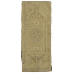Neutraler Erdfarbener türkischer Oushak Yastik-Teppich im Vintage-Stil