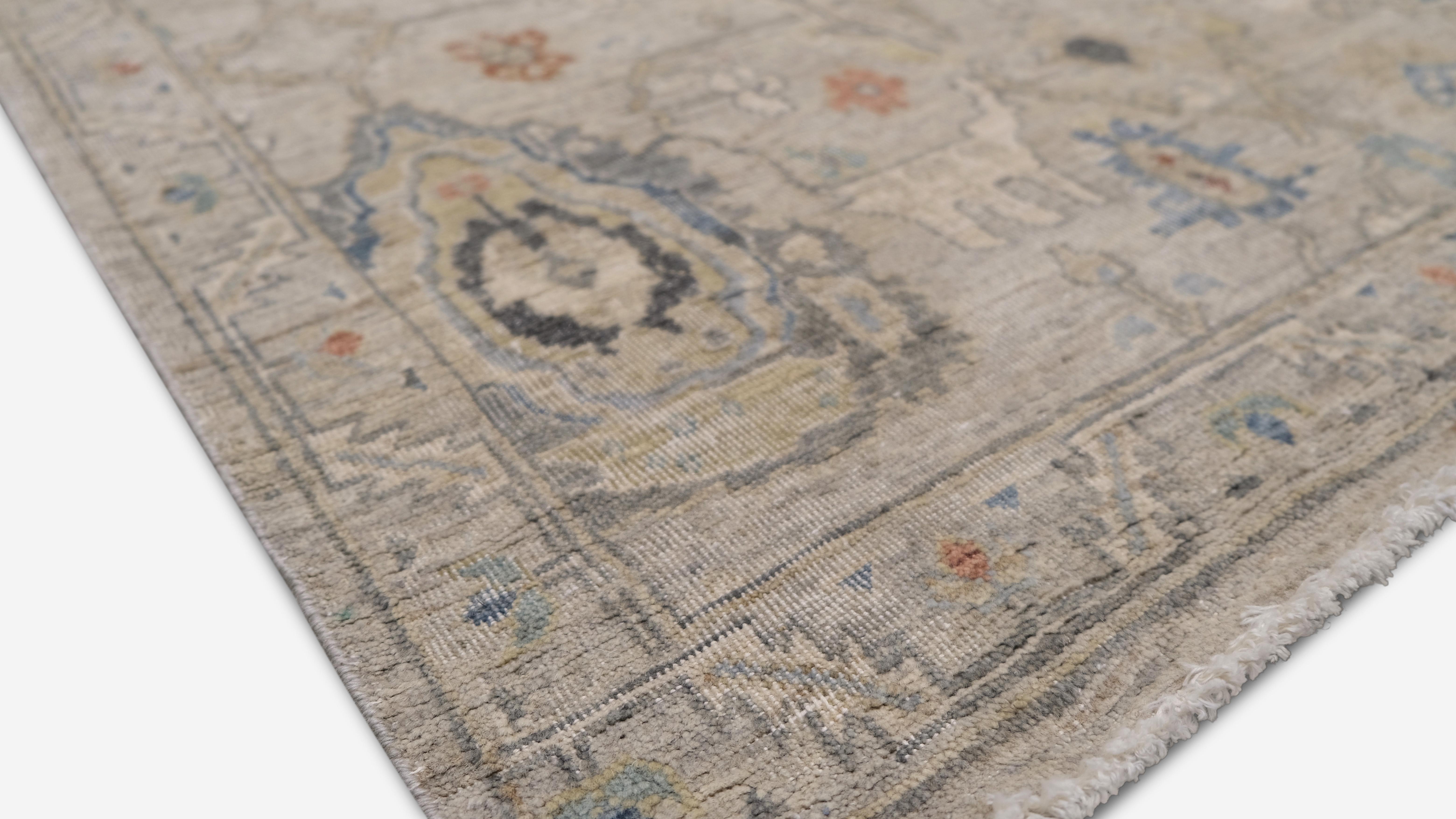 Questo tappeto in lana annodato a mano incarna magnificamente l'eleganza dei tradizionali disegni Mahal, offrendo al contempo un fascino fresco e contemporaneo. Il tappeto presenta un'intricata serie di medaglioni geometrici, motivi floreali e viti
