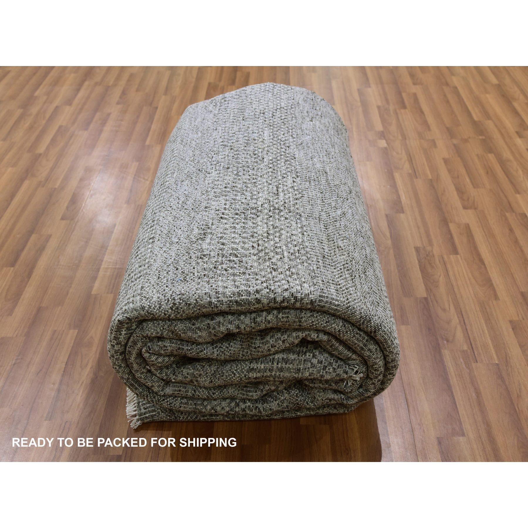 Handgeknüpfter übergroßer orientalischer Teppich in neutralem Grau und unbefärbtem 100% Wollgrau mit Grasmuster im Angebot 3