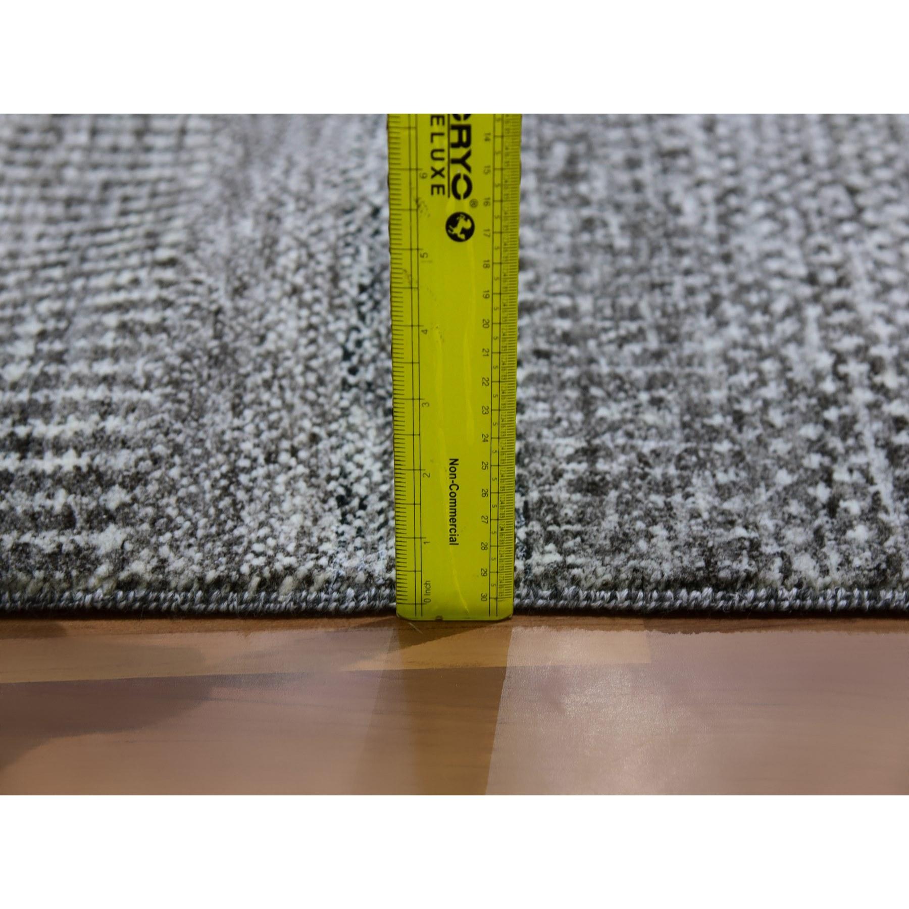 Handgeknüpfter übergroßer orientalischer Teppich in neutralem Grau und unbefärbtem 100% Wollgrau mit Grasmuster im Angebot 4