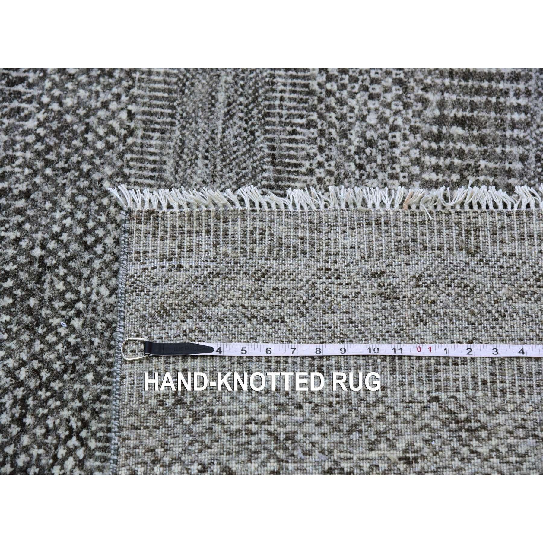 Handgeknüpfter übergroßer orientalischer Teppich in neutralem Grau und unbefärbtem 100% Wollgrau mit Grasmuster im Angebot 5