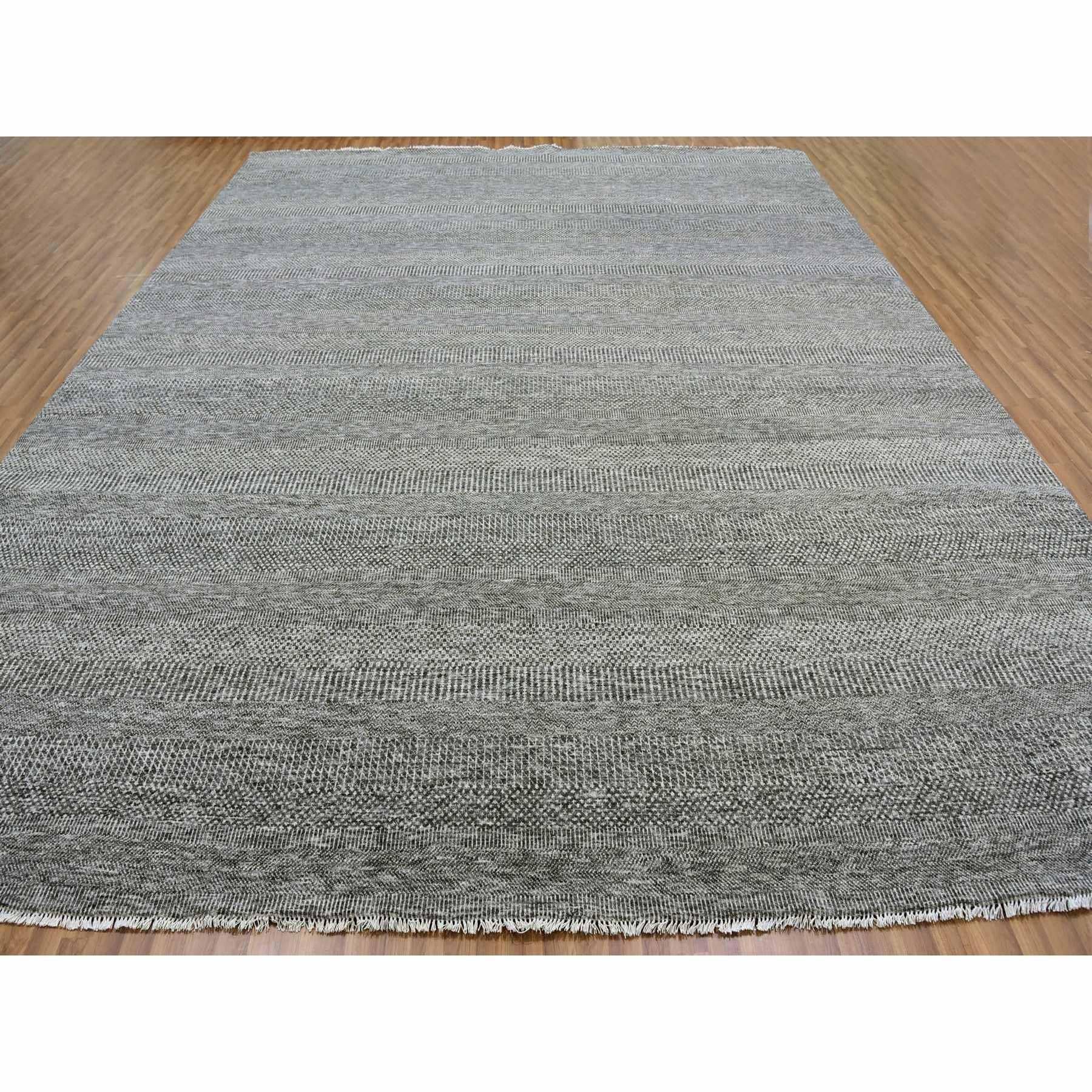 Handgeknüpfter übergroßer orientalischer Teppich in neutralem Grau und unbefärbtem 100% Wollgrau mit Grasmuster (Moderne) im Angebot