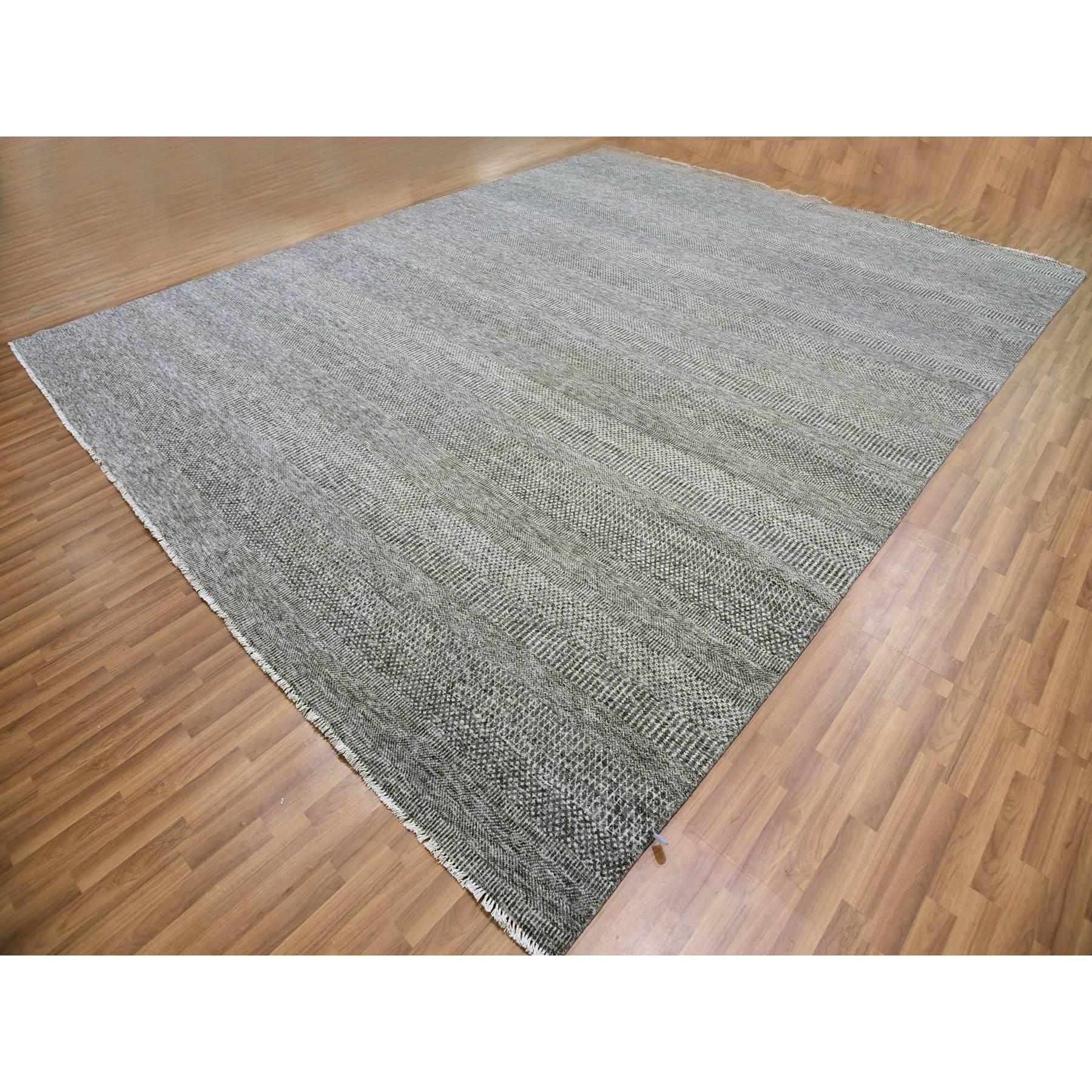 Handgeknüpfter übergroßer orientalischer Teppich in neutralem Grau und unbefärbtem 100% Wollgrau mit Grasmuster (Indisch) im Angebot