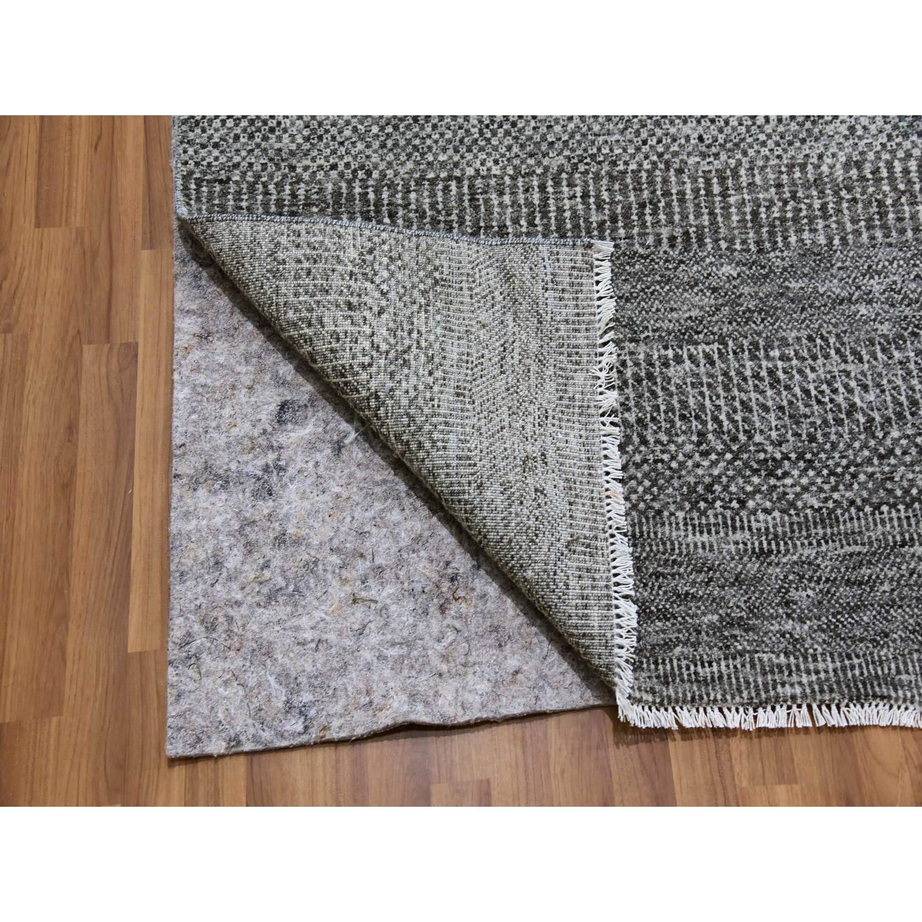 Handgeknüpfter übergroßer orientalischer Teppich in neutralem Grau und unbefärbtem 100% Wollgrau mit Grasmuster im Zustand „Neu“ im Angebot in Carlstadt, NJ