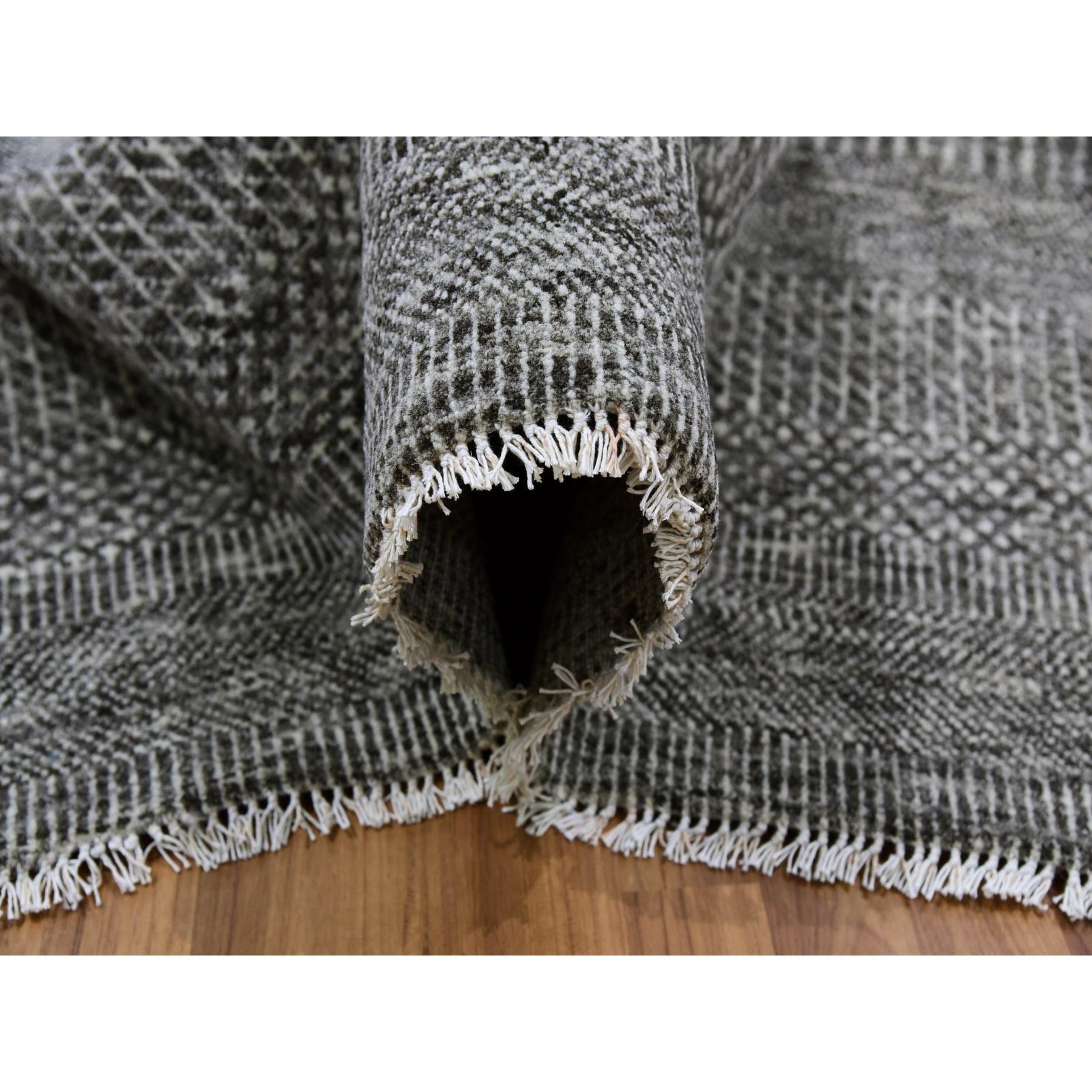 Handgeknüpfter übergroßer orientalischer Teppich in neutralem Grau und unbefärbtem 100% Wollgrau mit Grasmuster (21. Jahrhundert und zeitgenössisch) im Angebot