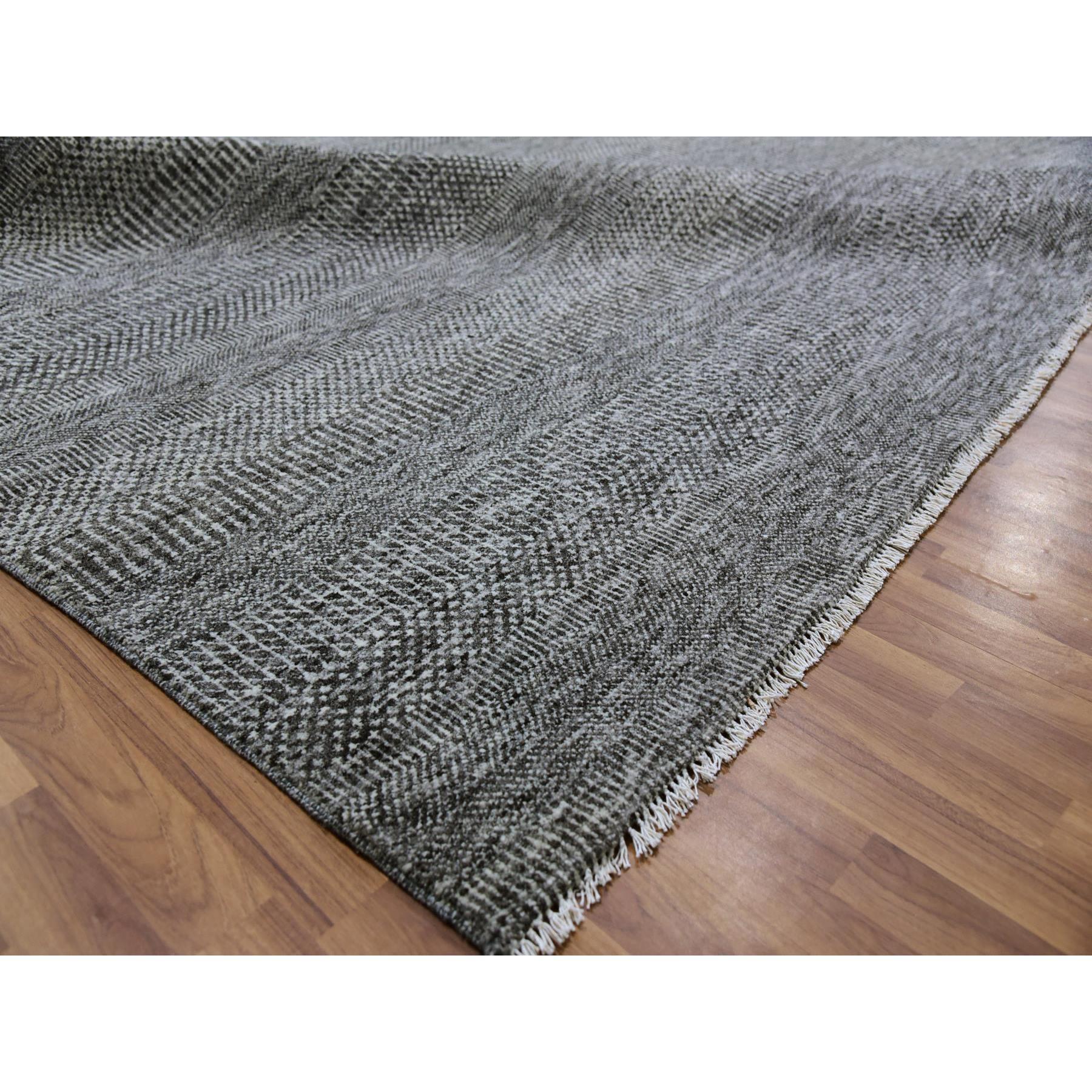 Handgeknüpfter übergroßer orientalischer Teppich in neutralem Grau und unbefärbtem 100% Wollgrau mit Grasmuster (Wolle) im Angebot