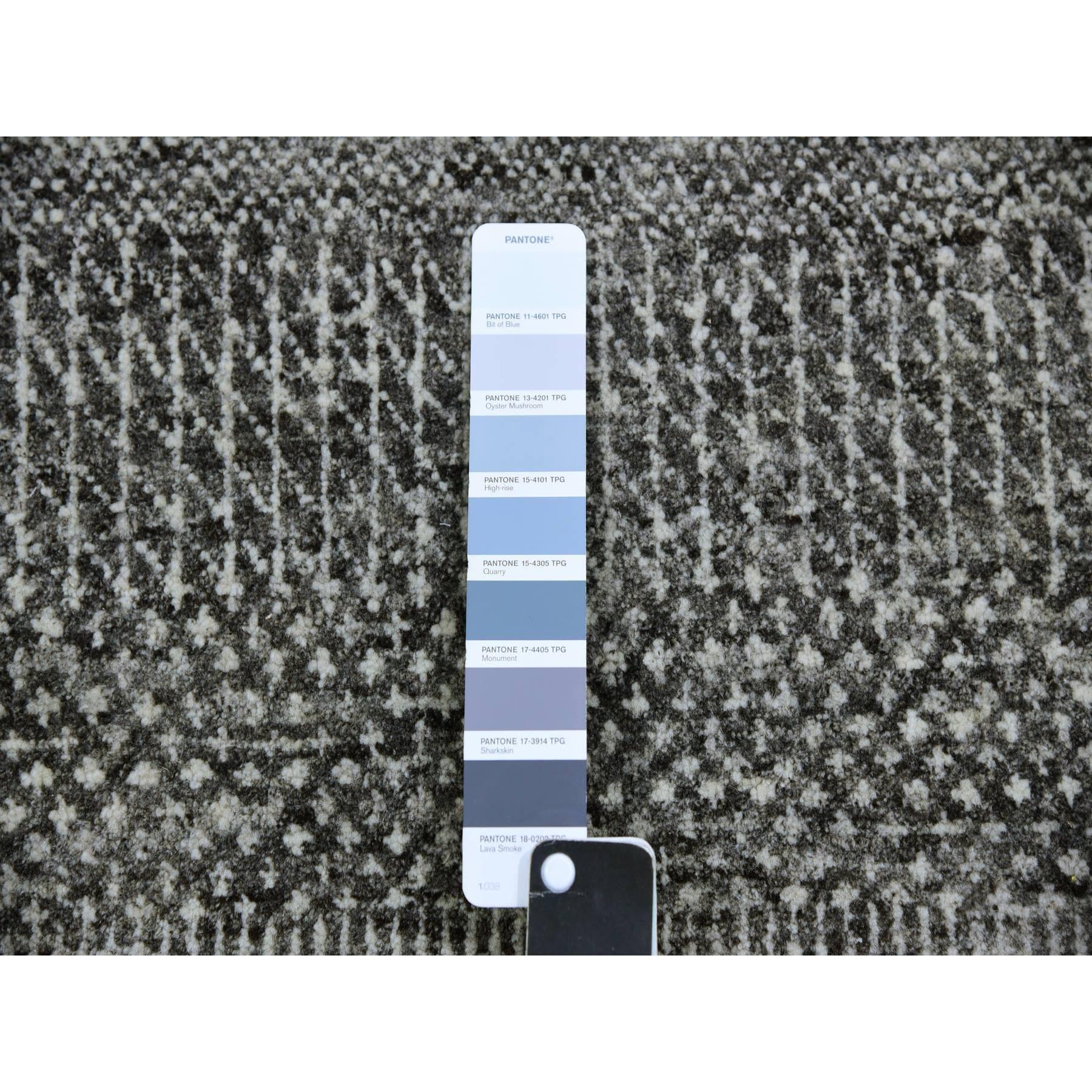 Handgeknüpfter übergroßer orientalischer Teppich in neutralem Grau und unbefärbtem 100% Wollgrau mit Grasmuster im Angebot 1