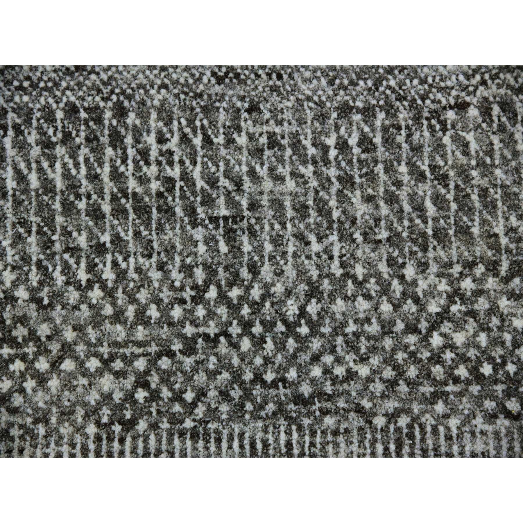 Handgeknüpfter übergroßer orientalischer Teppich in neutralem Grau und unbefärbtem 100% Wollgrau mit Grasmuster im Angebot 2