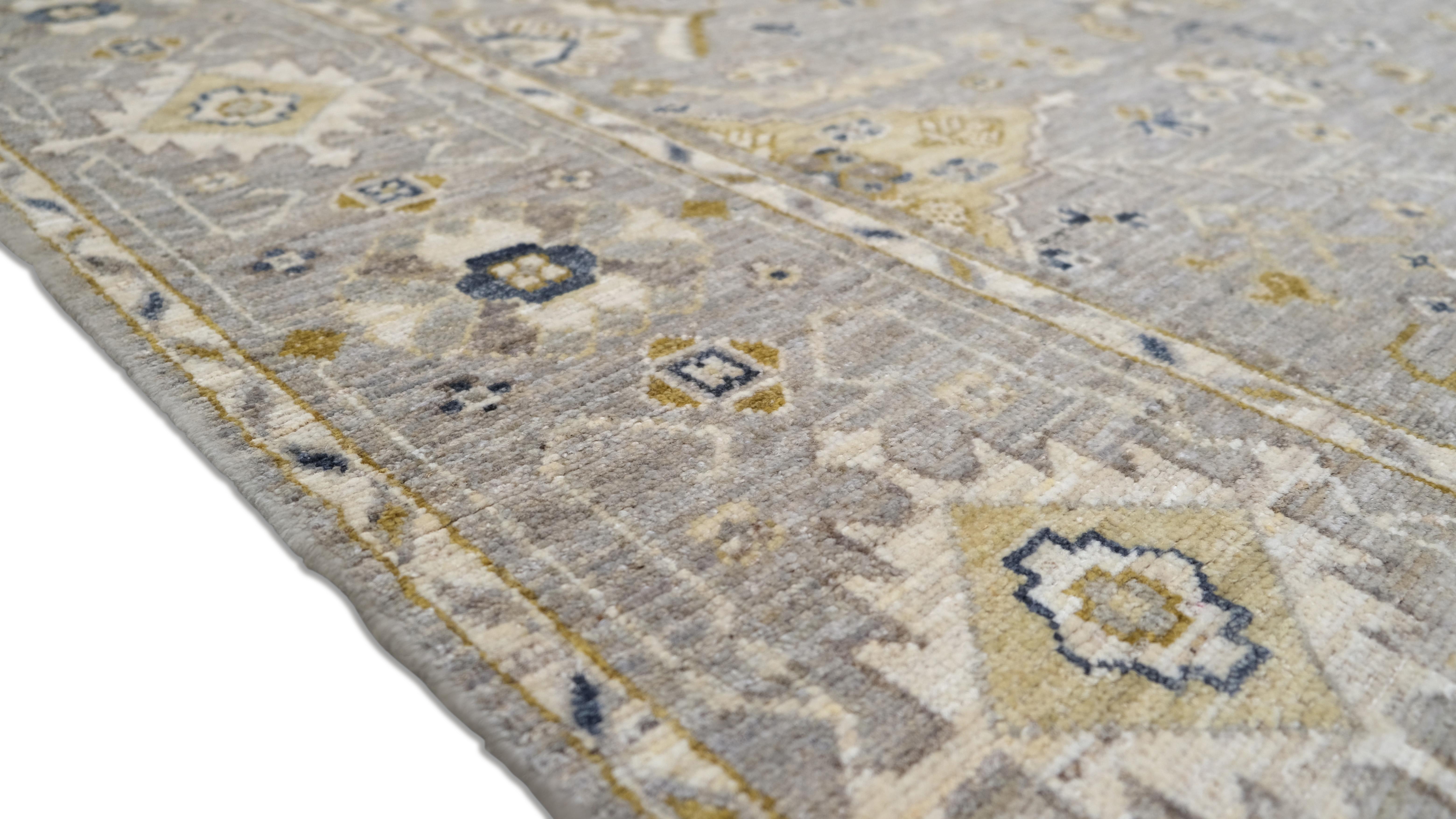 Pakistanais Oushak gris neutre avec tons dorés 9'1''x11'10'' en vente