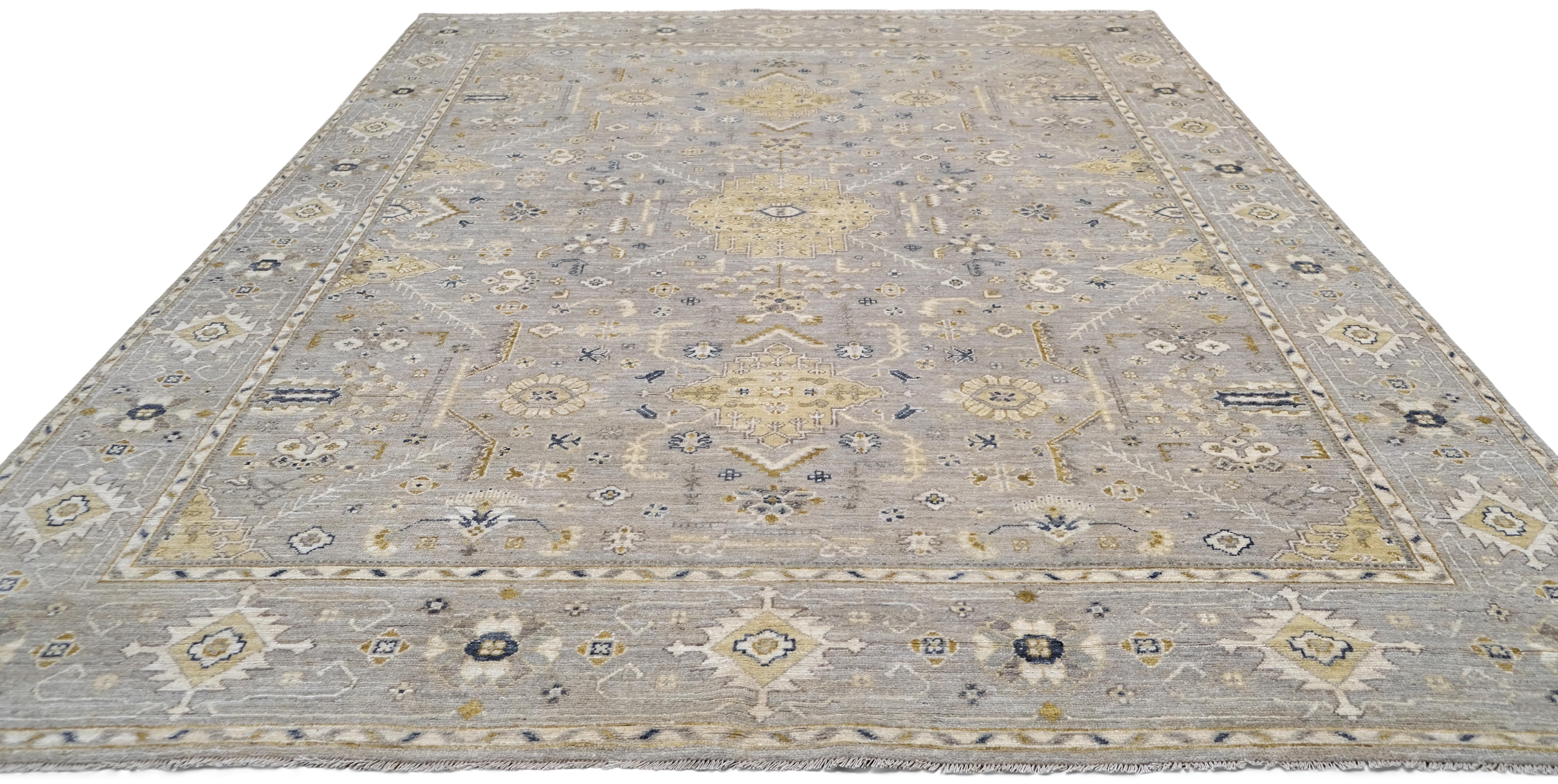 Noué à la main Oushak gris neutre avec tons dorés 9'1''x11'10'' en vente