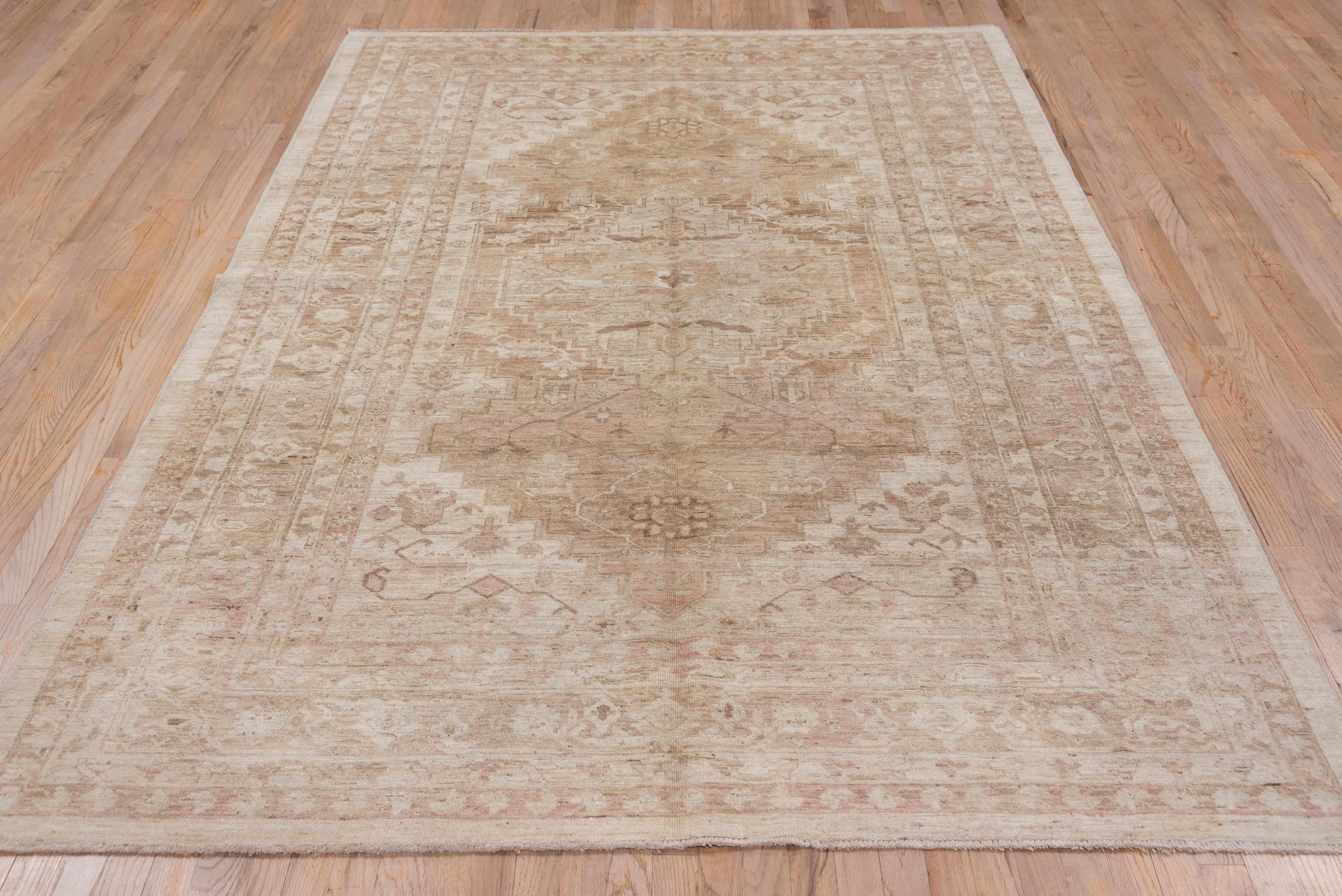 Neutral Persian Heriz Carpet In Excellent Condition For Sale In New York, NY