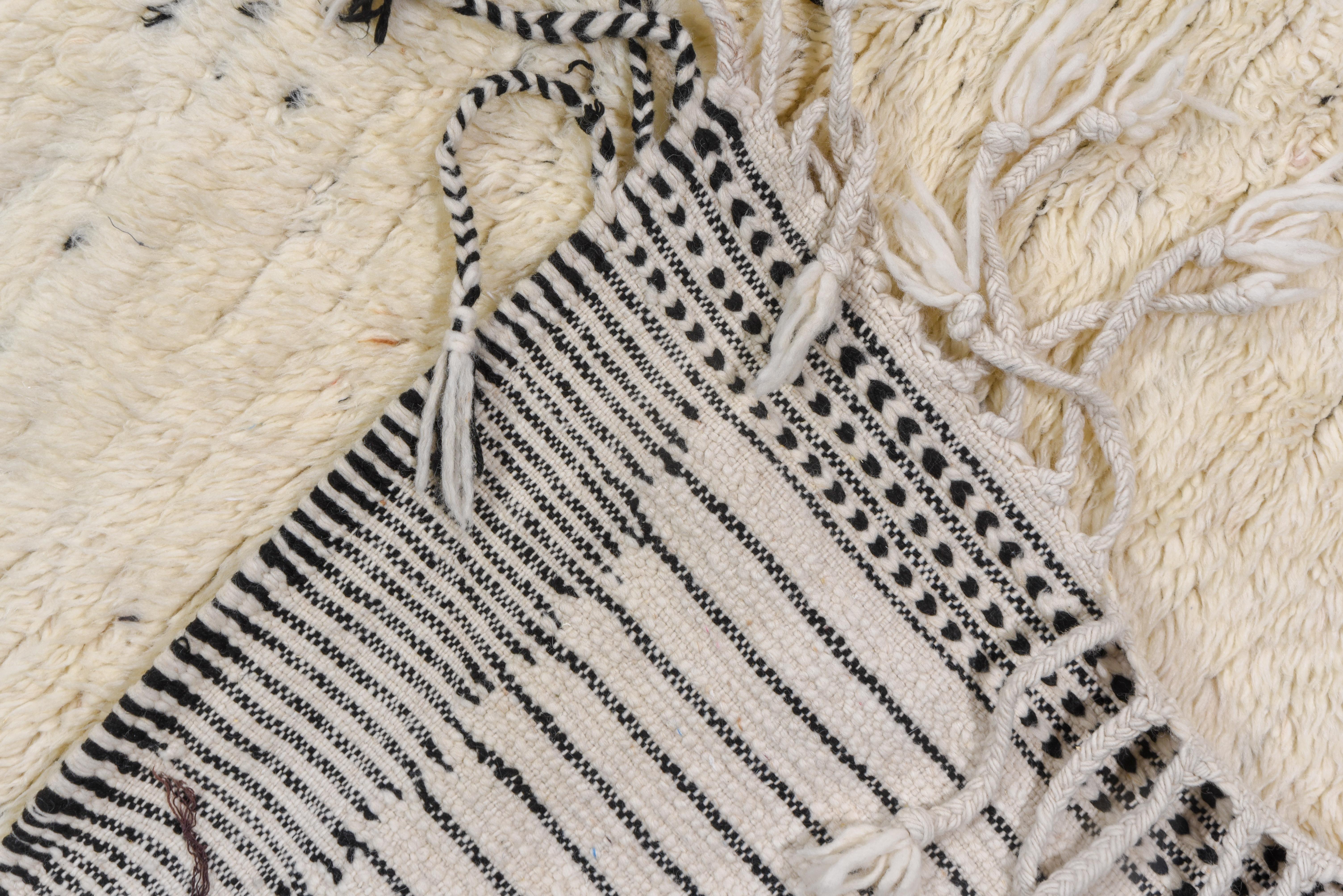 Handgeknüpfter marokkanischer Teppich mit Stammesmotiven, neutral (Marokkanisch) im Angebot