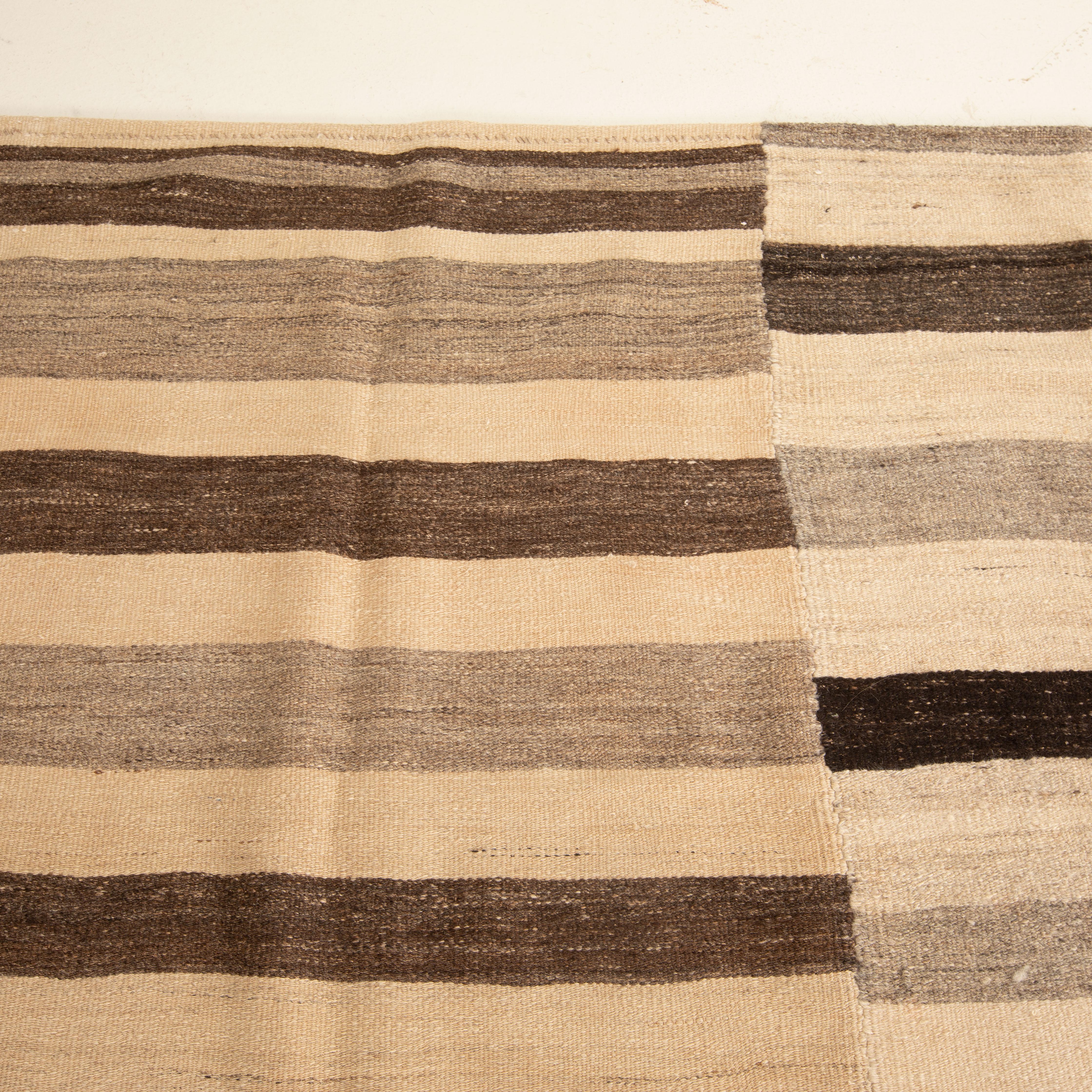 Neutral Kilim from Central Anatolia, Turkey, 1960s For Sale 2