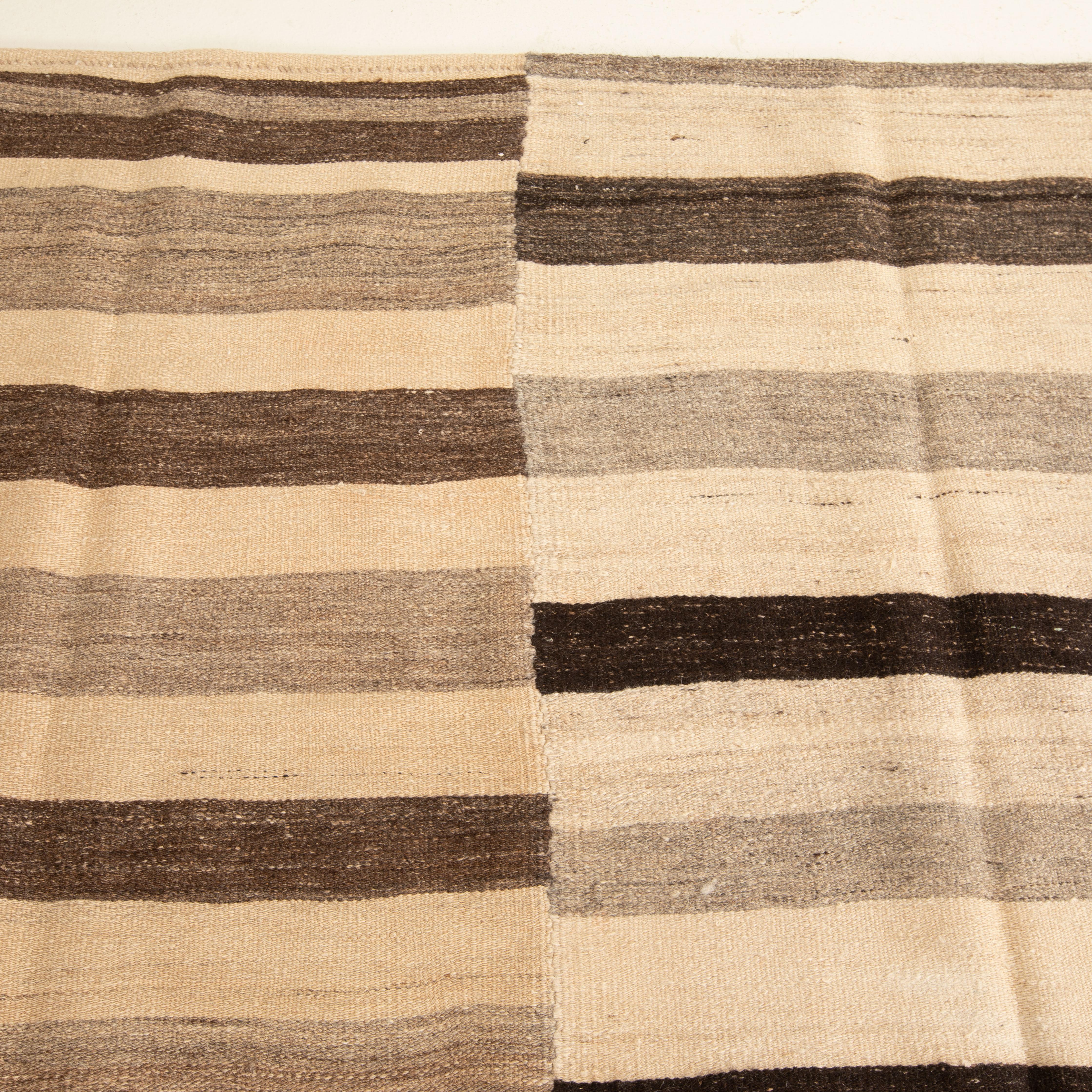 Neutral Kilim from Central Anatolia, Turkey, 1960s For Sale 3