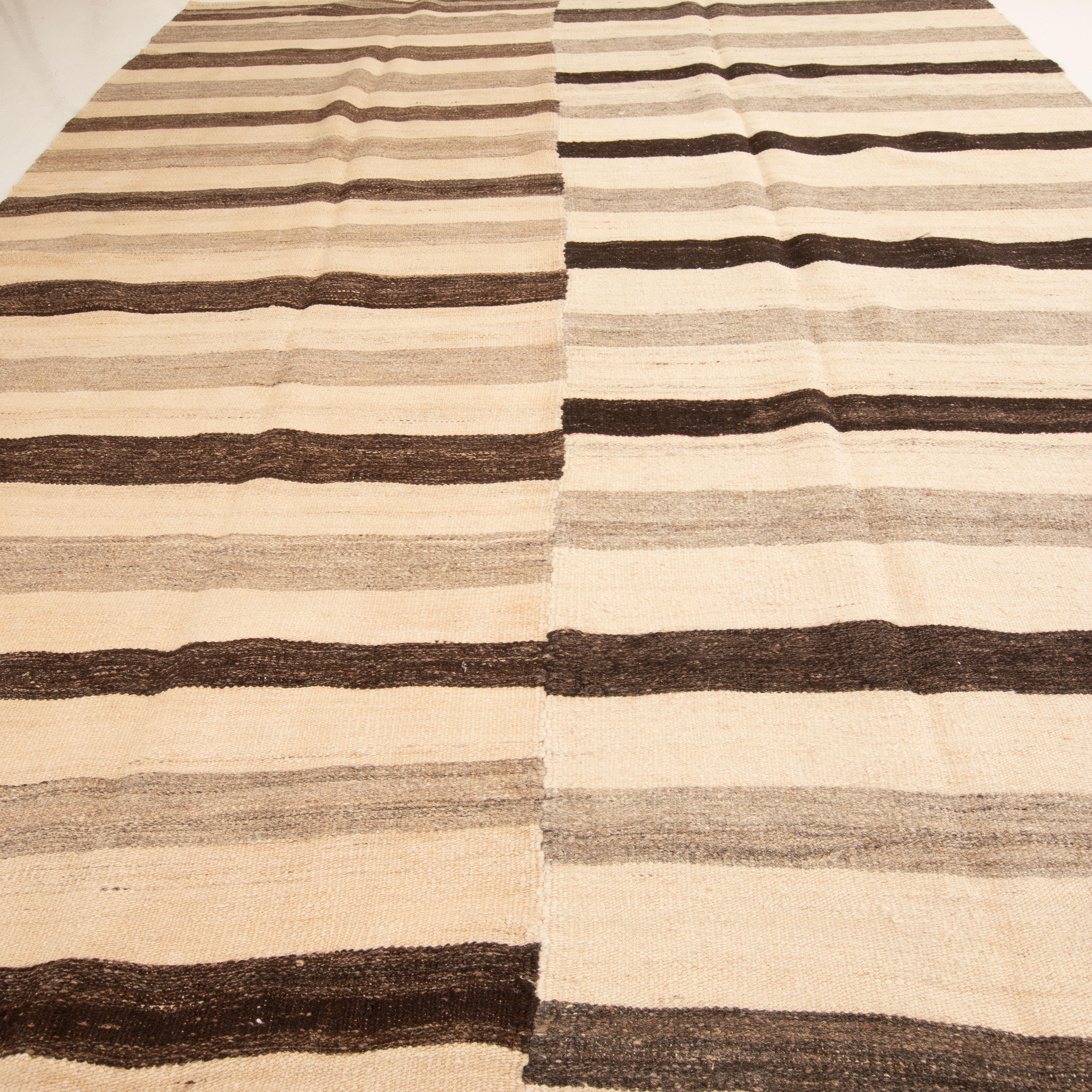 Neutral Kilim from Central Anatolia, Turkey, 1960s In Good Condition For Sale In Istanbul, TR