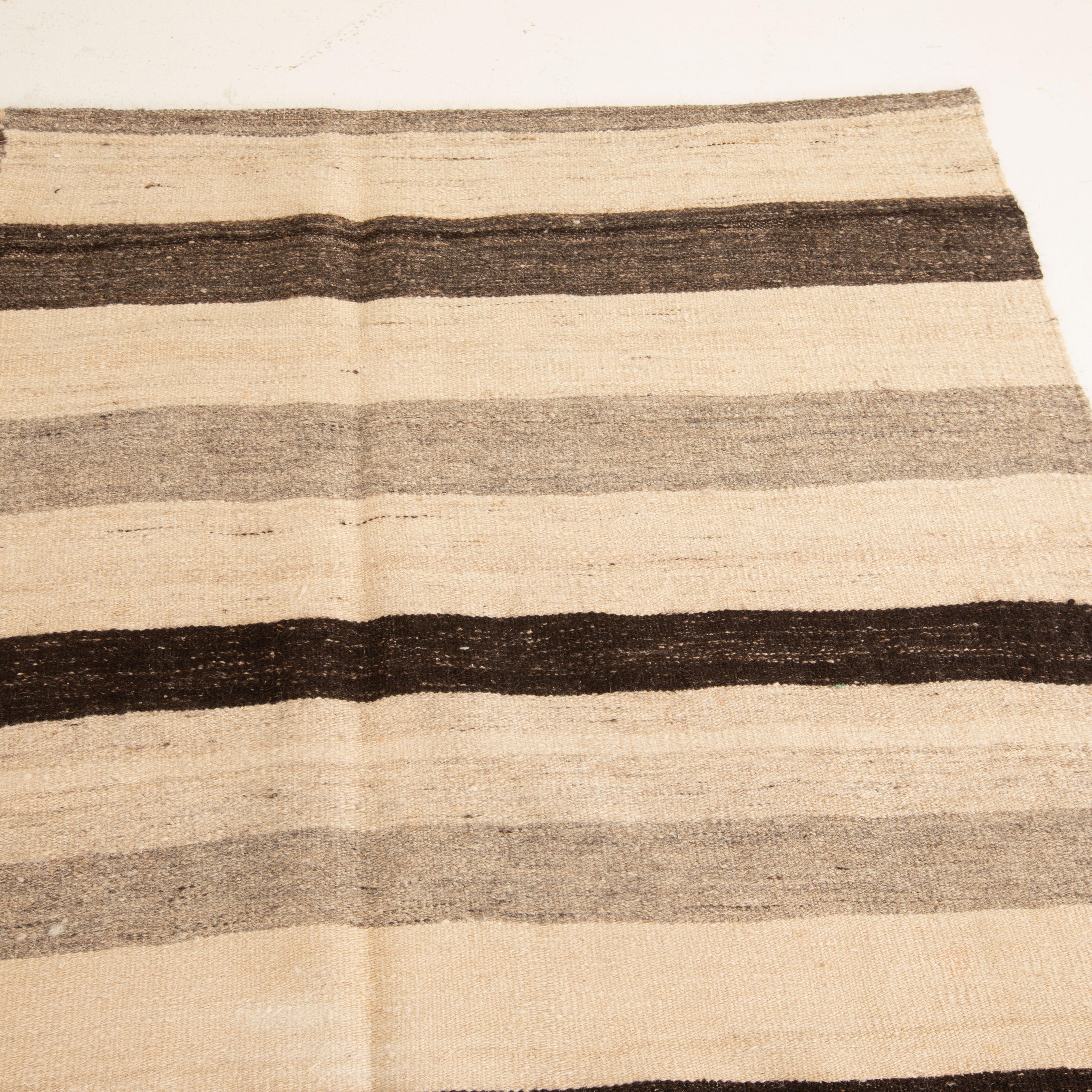 Neutral Kilim from Central Anatolia, Turkey, 1960s For Sale 1